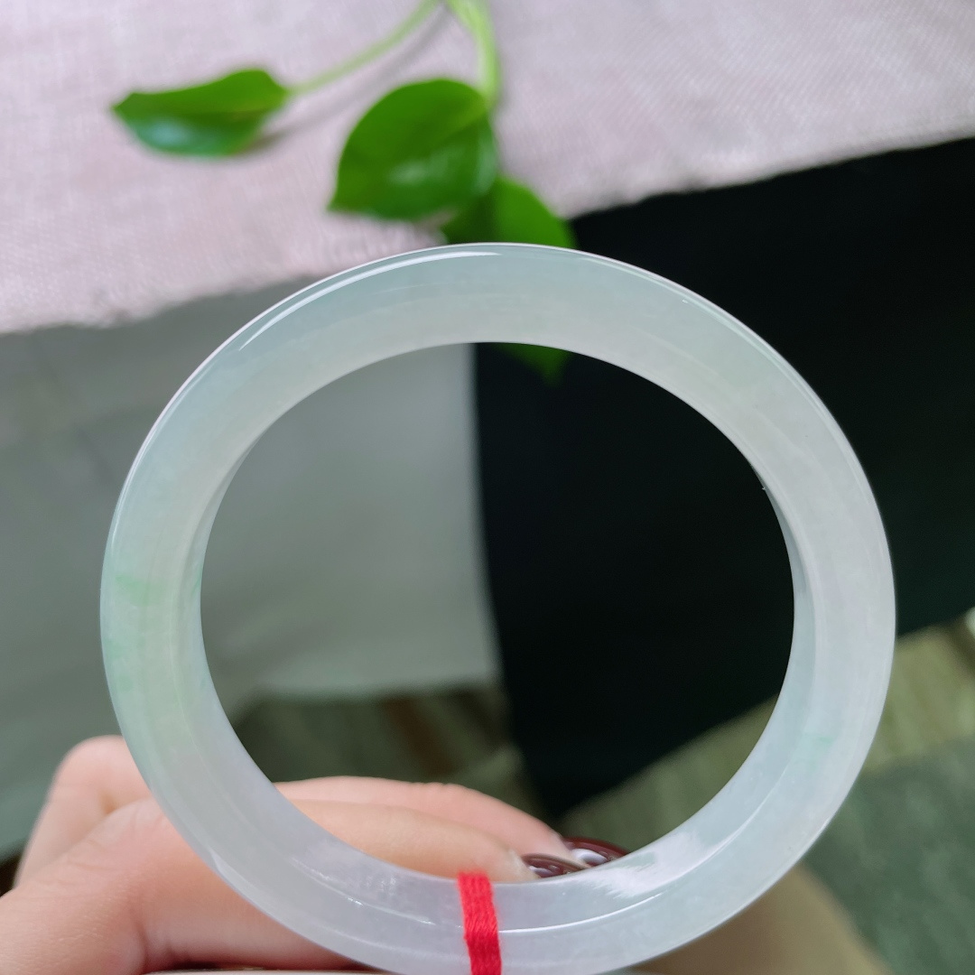 52.6/9.2/7.3，冰晴底正圈，将一小片雨后初晴的天空，凝成了腕间的湖。 水波不兴，澄澈见底。，ss49733a