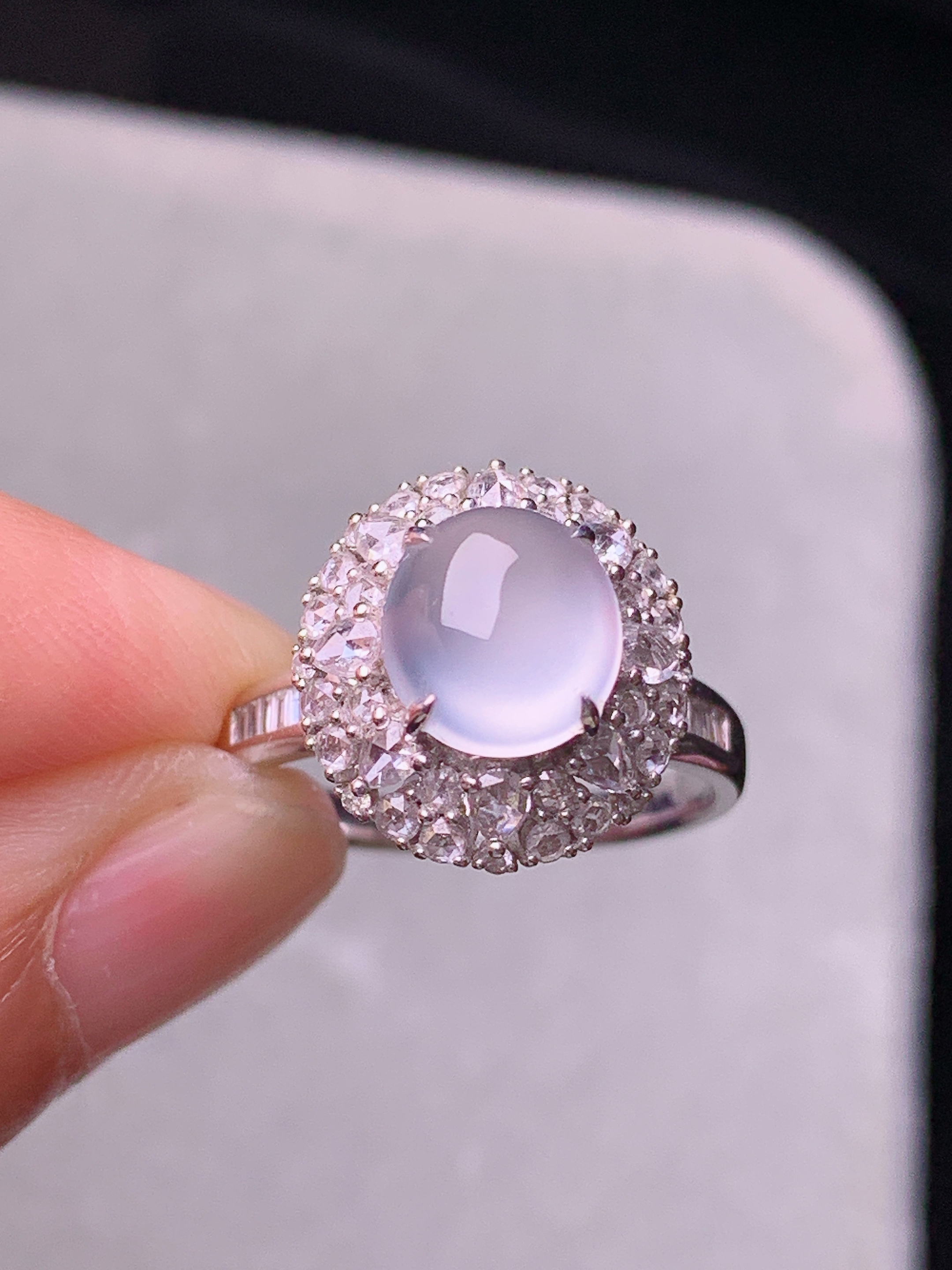 18k金钻镶嵌冰种蛋面戒指 玉质细腻 色泽艳丽清新 水润亮眼 圈口14.5 整体尺寸13.3*12.8*11t1