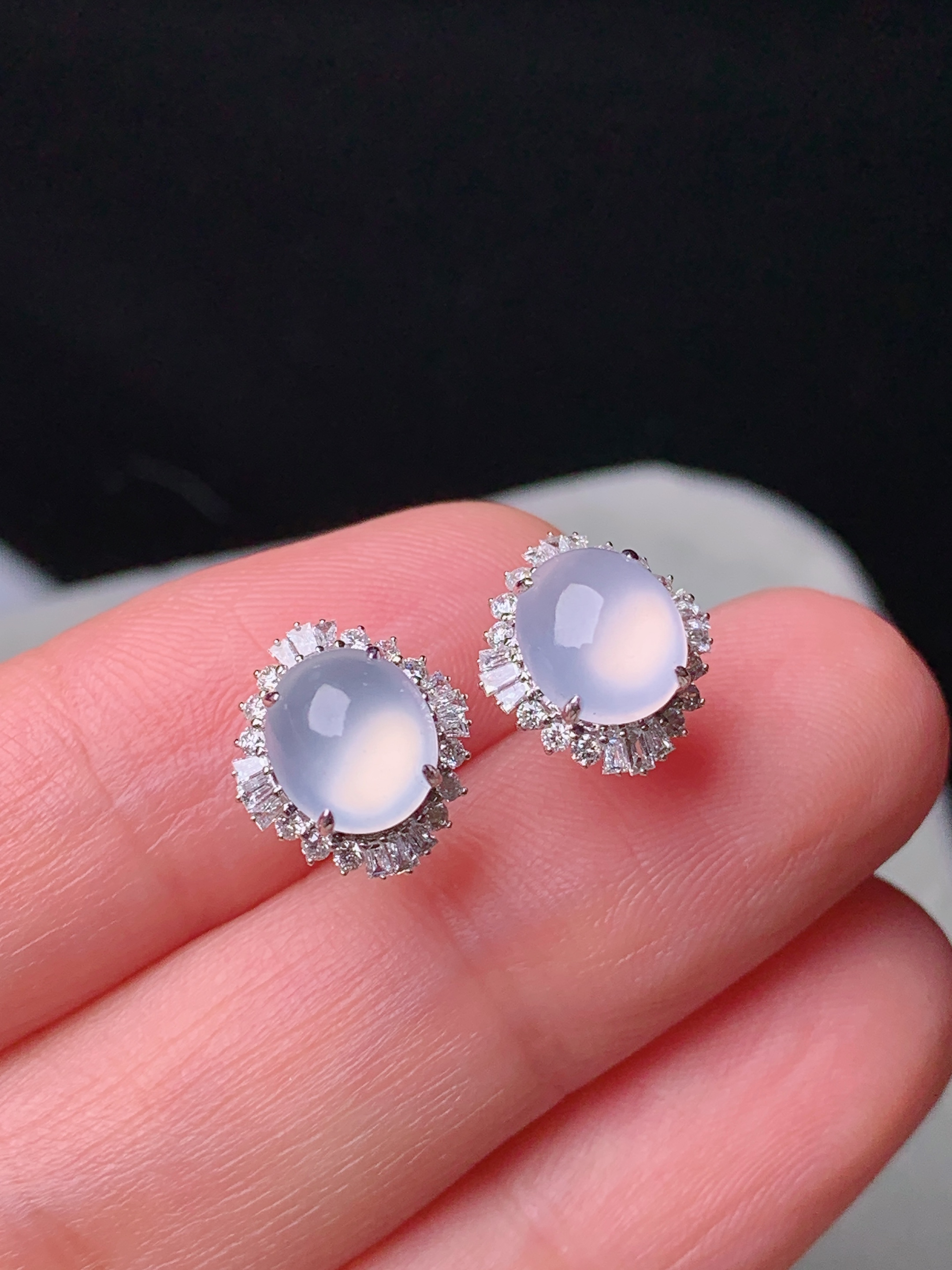 18k金钻镶嵌冰种蛋面耳钉 玉质细腻 色泽艳丽清新 水润亮眼 整体尺寸10.8*9.6*6.2t5