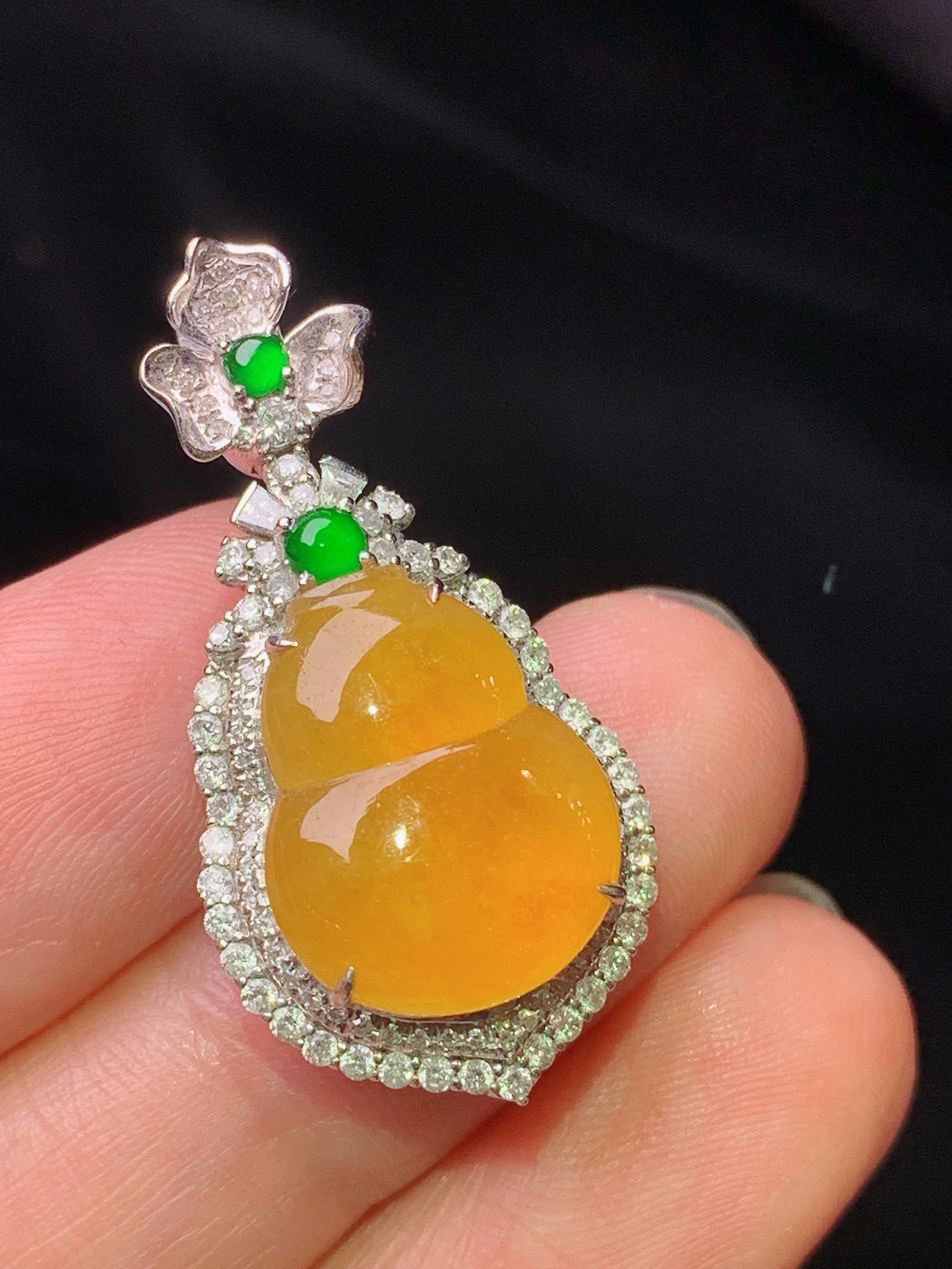 18k金钻镶嵌黄翡葫芦吊坠 玉质细腻 色泽艳丽清新 水润亮眼 整体尺寸30.8*15.5*9t1