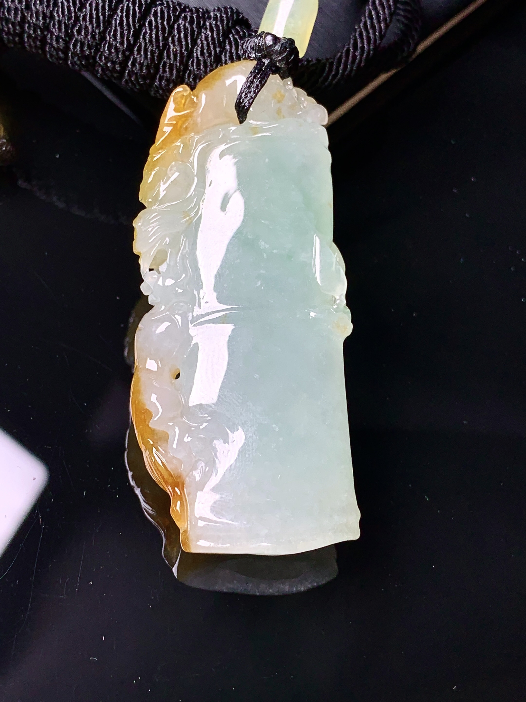 淡绿飘黄翡竹节吊坠 玉质细腻 色泽艳丽清新 水润亮眼 整体尺寸49.2*21.5*6.8L1