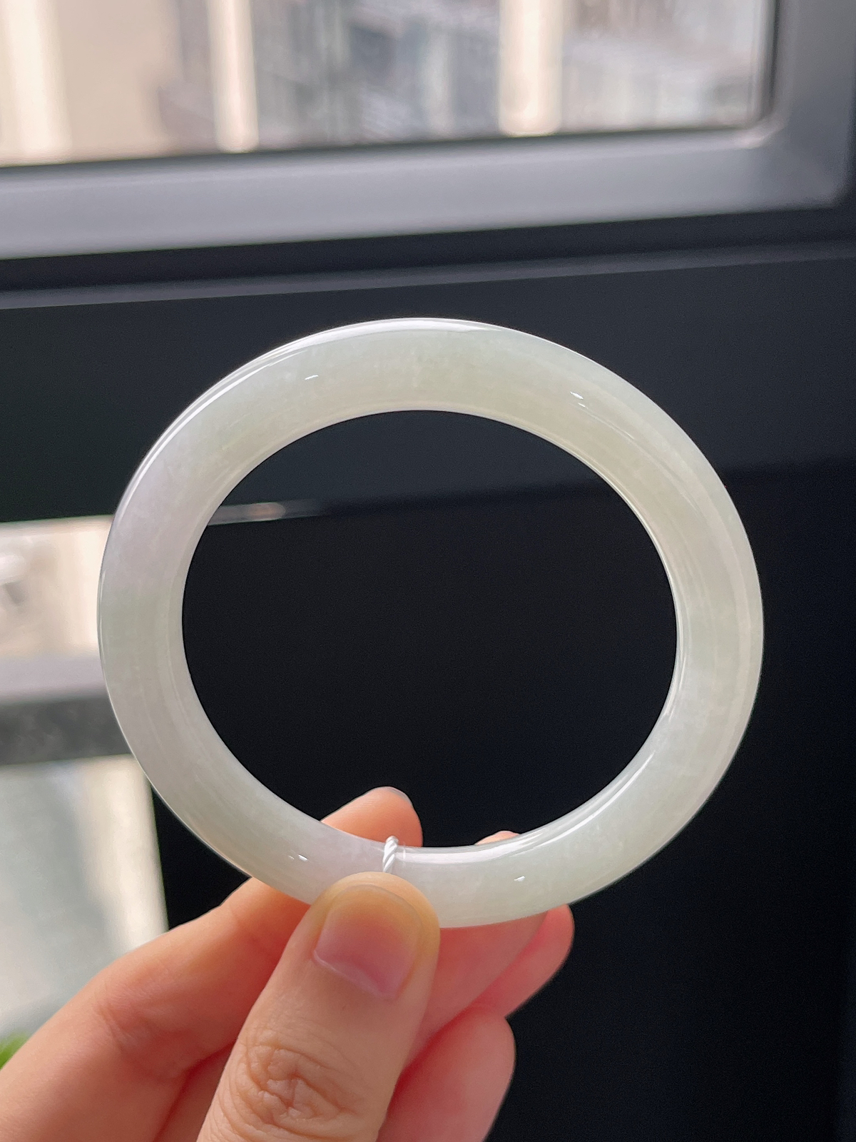 圆镯52.9圈口，翡翠冰糯种淡绿色手镯