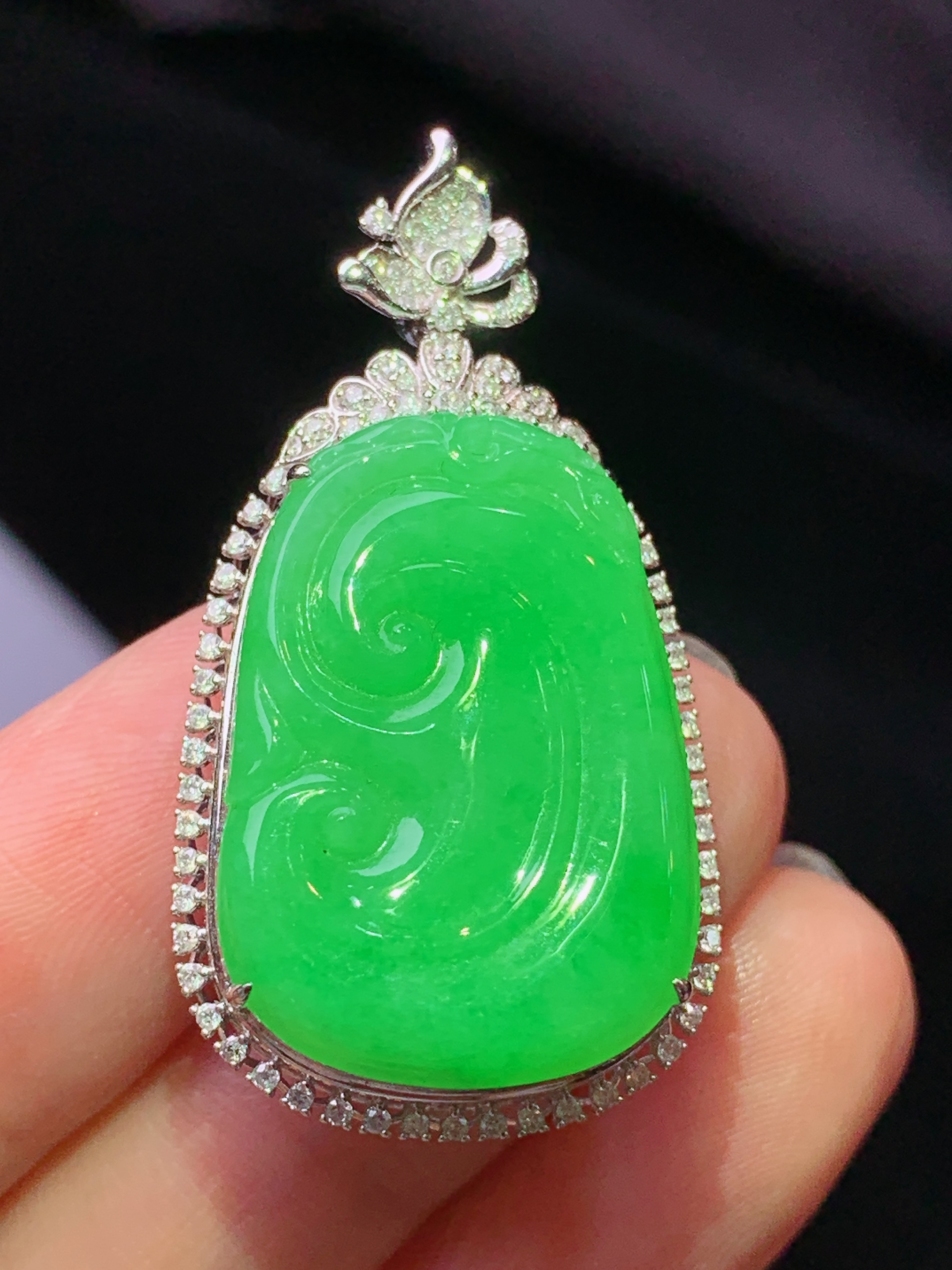 18k金钻镶嵌翠绿如意吊坠 玉质细腻 色泽艳丽清新 水润亮眼 整体尺寸38.5*20.5*9.8k1