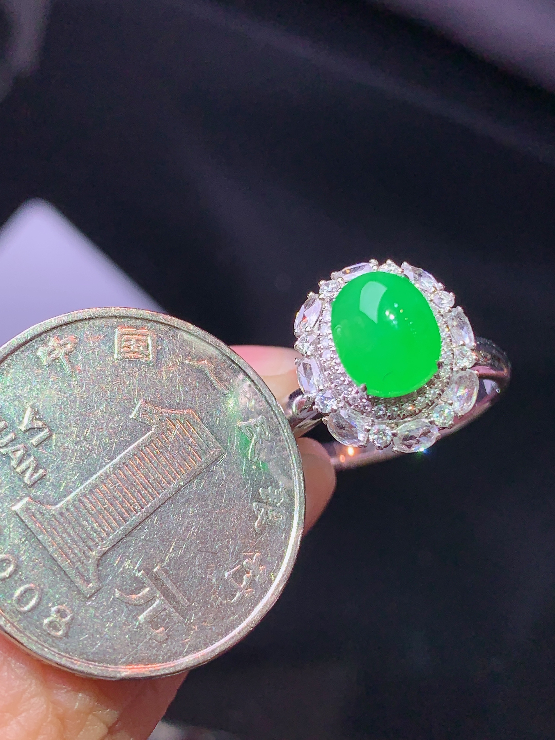 18k金钻镶嵌翠绿蛋面戒指 玉质细腻 色泽艳丽清新 水润亮眼 圈口13.5整体尺寸14*12.2*12k1