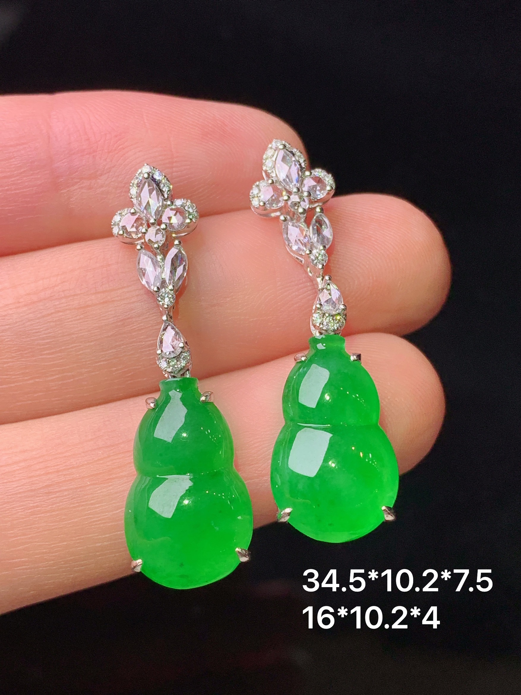 18k金钻镶嵌翠绿葫芦耳坠 玉质细腻 色泽艳丽清新 水润亮眼 整体尺寸34.5*10.2*7.5m5