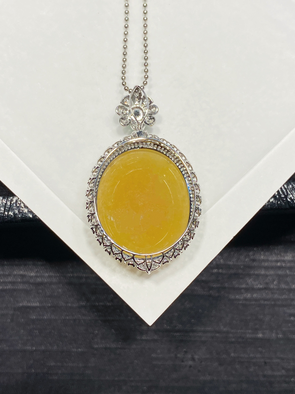 黄翡·蛋面
18K黄翡大蛋面，暖光凝金，贵气十足