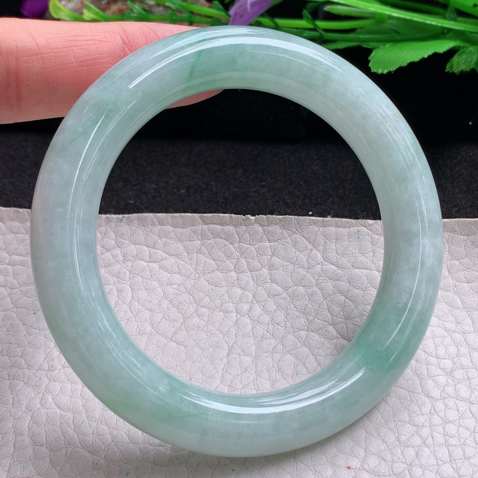 n实拍56*11*11.3美人镯 天然翡翠a货手镯飘绿大气圆条玉镯子