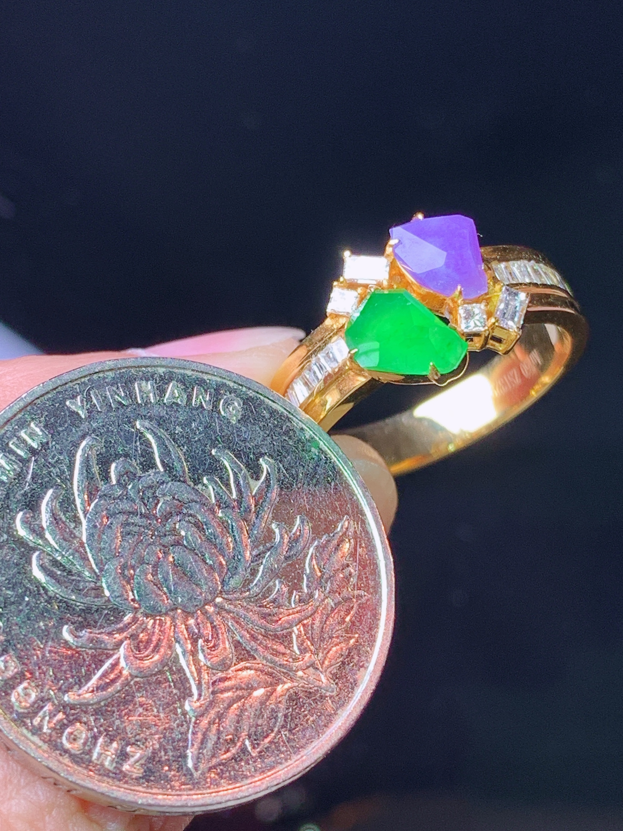18k金钻镶嵌满绿搭配紫罗兰随形戒指 玉质细腻 色泽艳丽清新 水润亮眼 圈口13.5 整体尺寸6*4.6*3m5