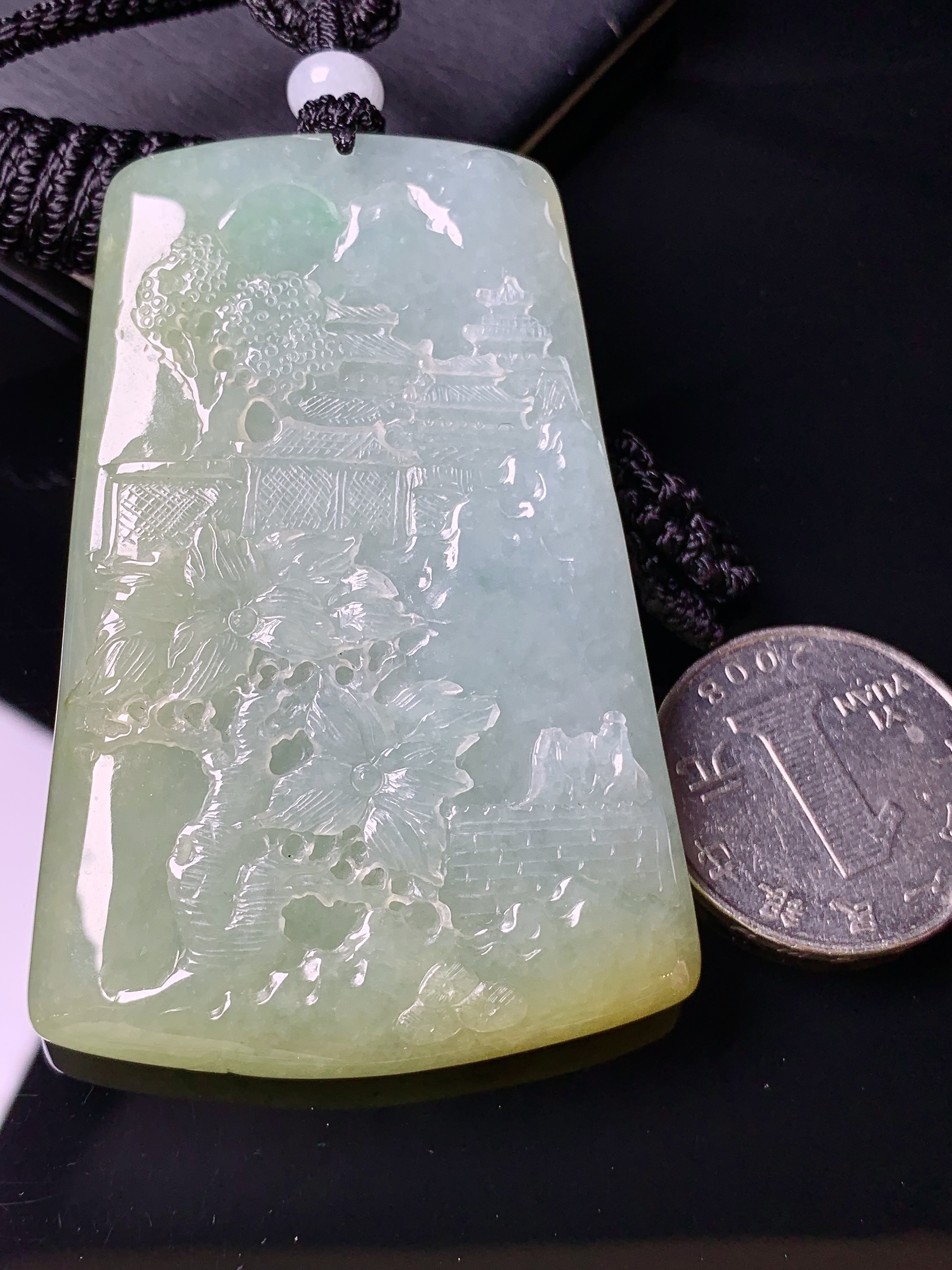 淡黄翡山水牌子吊坠 玉质细腻 色泽艳丽清新 水润亮眼 整体尺寸63.8*42.8*7.3L1