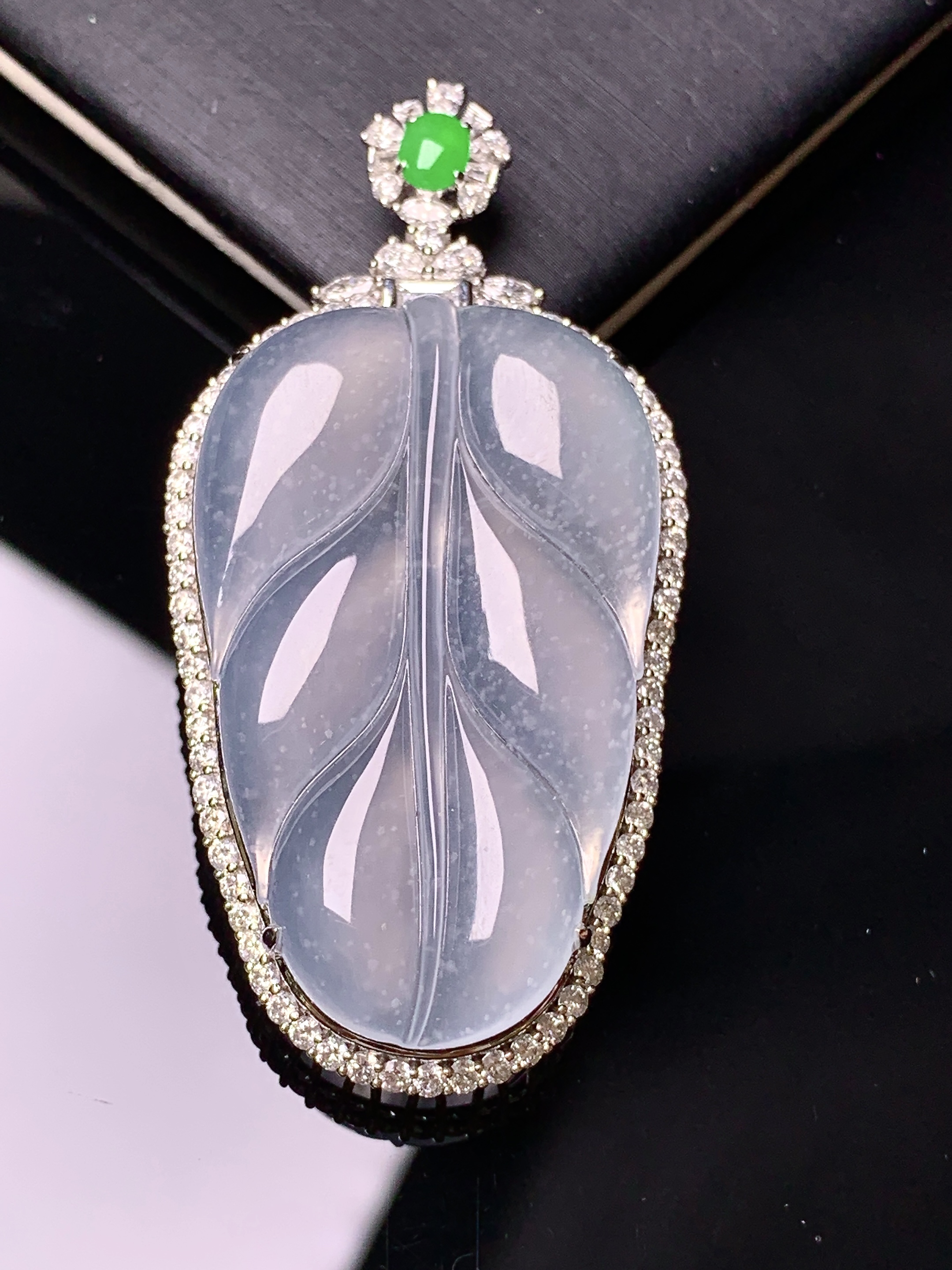 18k金钻镶嵌冰种树叶吊坠 玉质细腻 色泽艳丽清新 水润亮眼 整体尺寸52.5*26*10.8k1