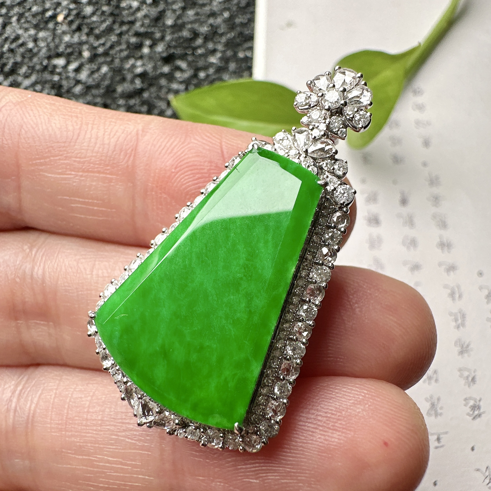 【冰种满绿无事牌】飘浓绿色泽，种水上乘，通透闪亮，晶莹剔透。18K金钻镶嵌，裸石尺寸24.2*16.8*2.5毫米。