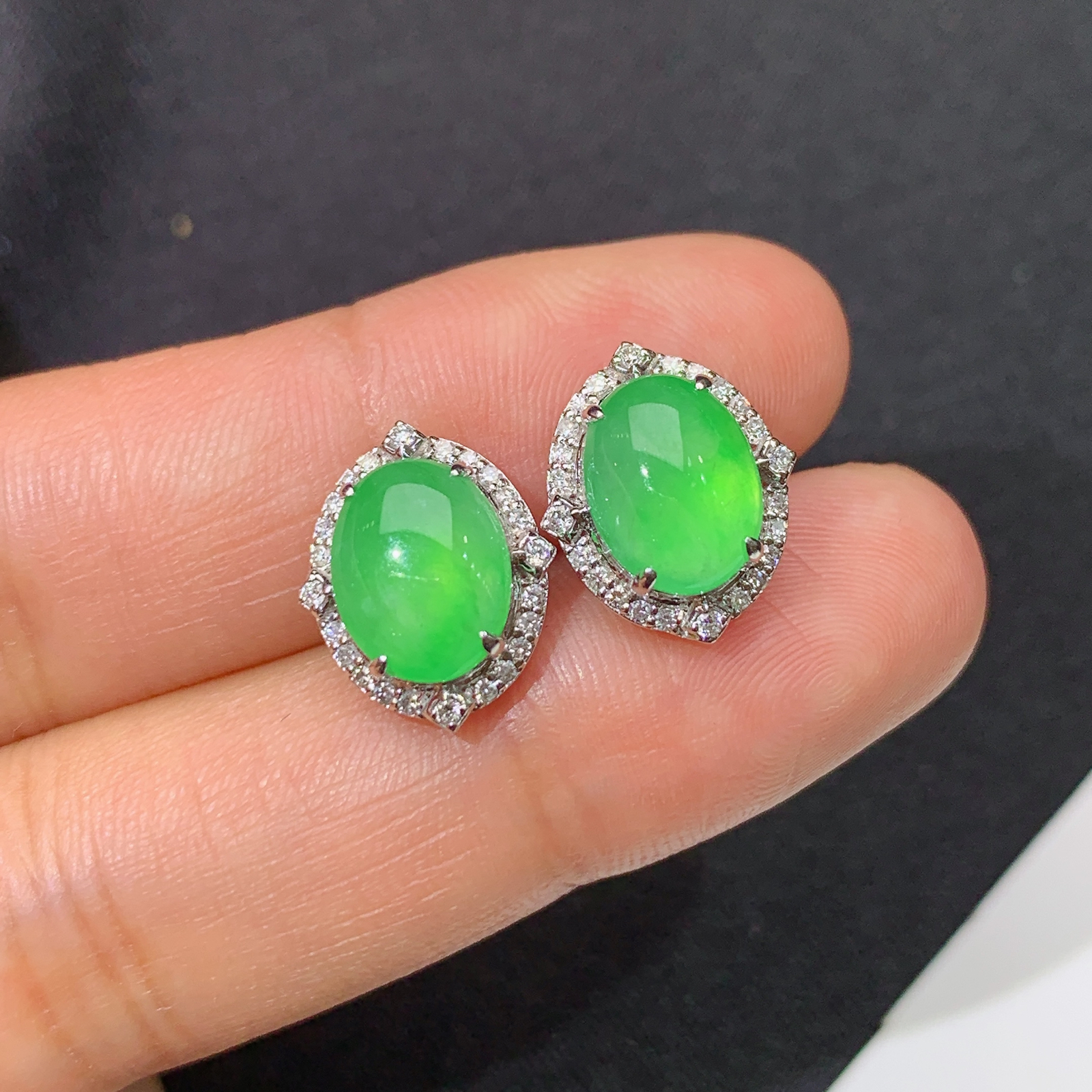 冰阳绿蛋面耳钉，18k金镶嵌，简约时尚，冰润色阳，种水足，Lp 尺寸9*6.8*3.2