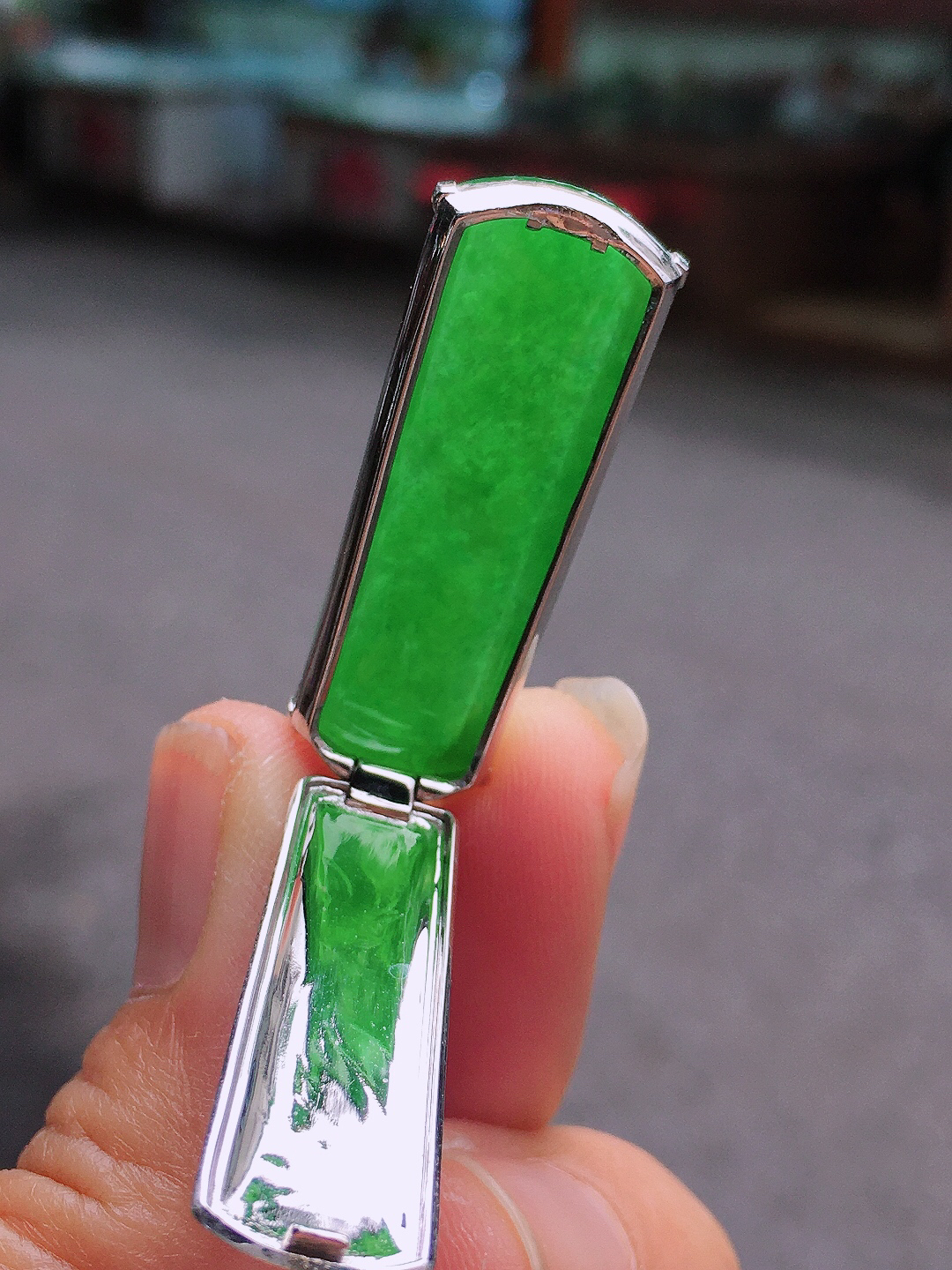 阳绿无事牌吊坠，色泽均匀艳丽，玉质细腻，荧光感超
强，饱满圆润，尽显优雅气质，18k
金豪华镶嵌