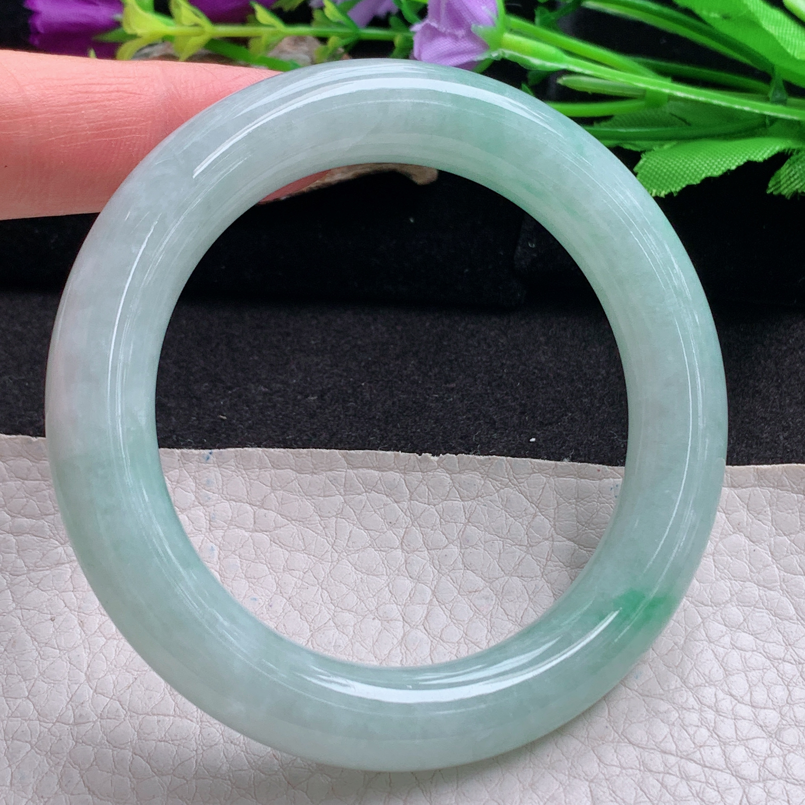 n实拍56*11*11.3美人镯 天然翡翠a货手镯飘绿大气圆条玉镯子