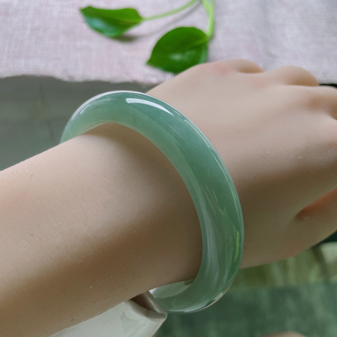 57.9/12.8/7.9，绿底正圈，色泽沉稳，上手内敛，洒金，一点棉线不影响，ss47595a