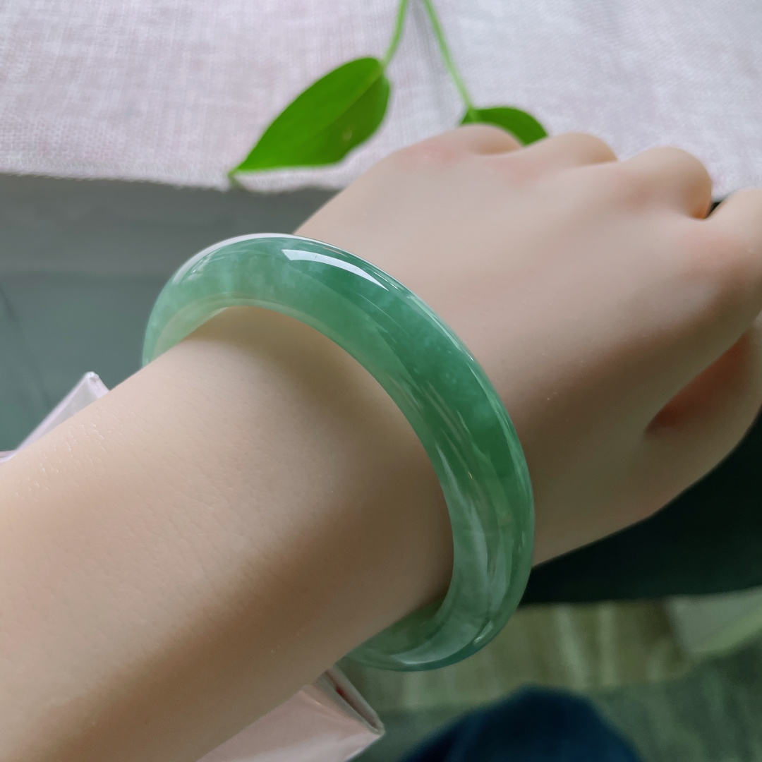 56/12.3/8.1。湖水绿正圈，水头好，是夏日荷塘的风，是雨后竹林的翠。晶体结构，ss50290a