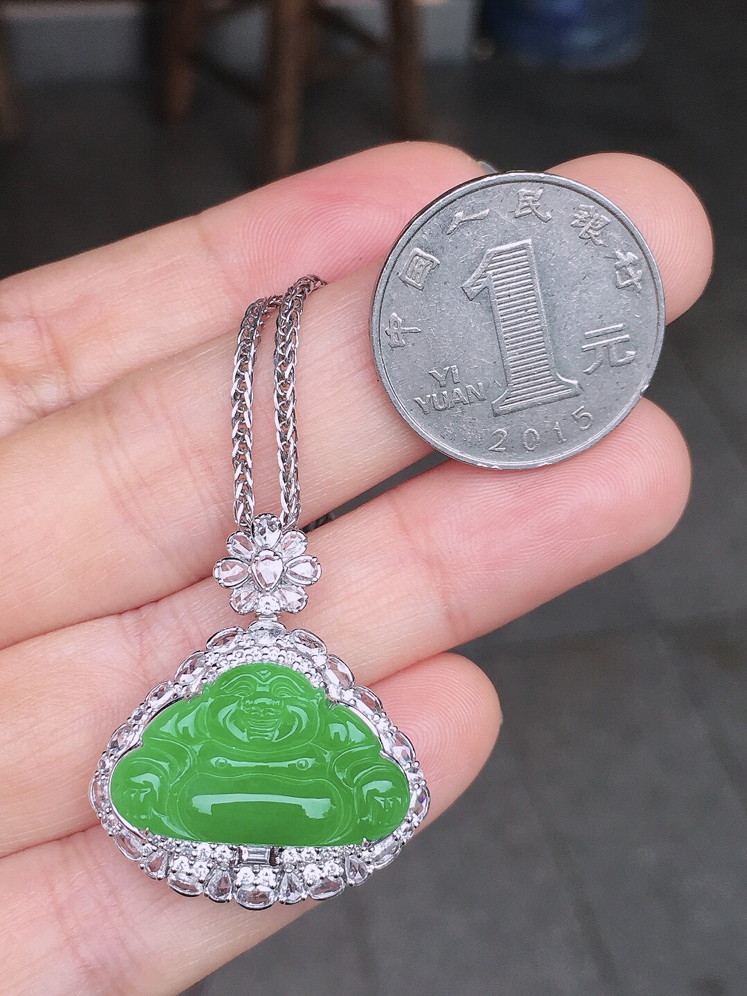阳绿佛公吊坠，色泽均匀艳丽，玉质细腻，荧光感超
强，饱满圆润，尽显优雅气质，18k
金豪华镶嵌