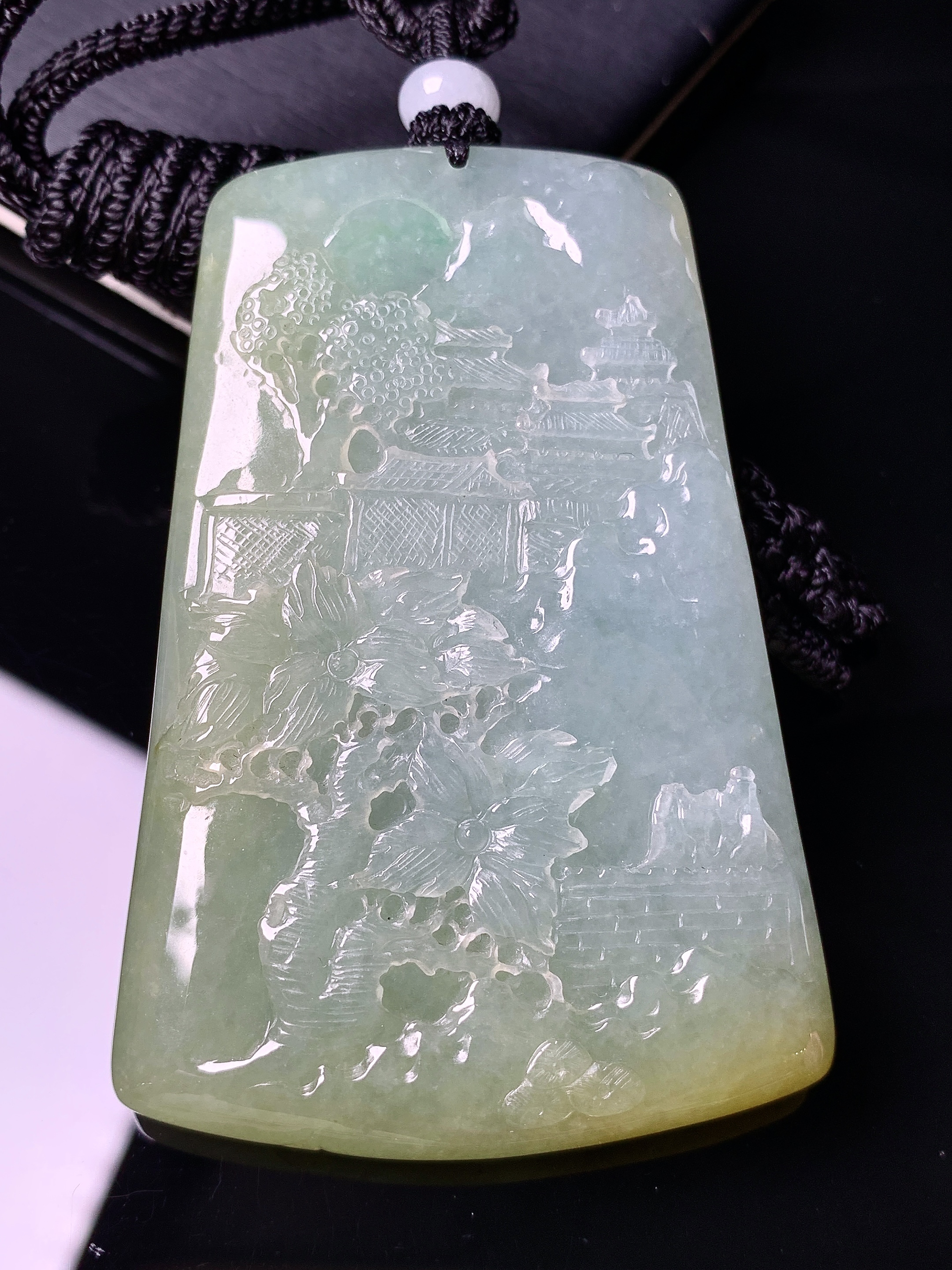 淡黄翡山水牌子吊坠 玉质细腻 色泽艳丽清新 水润亮眼 整体尺寸63.8*42.8*7.3L1