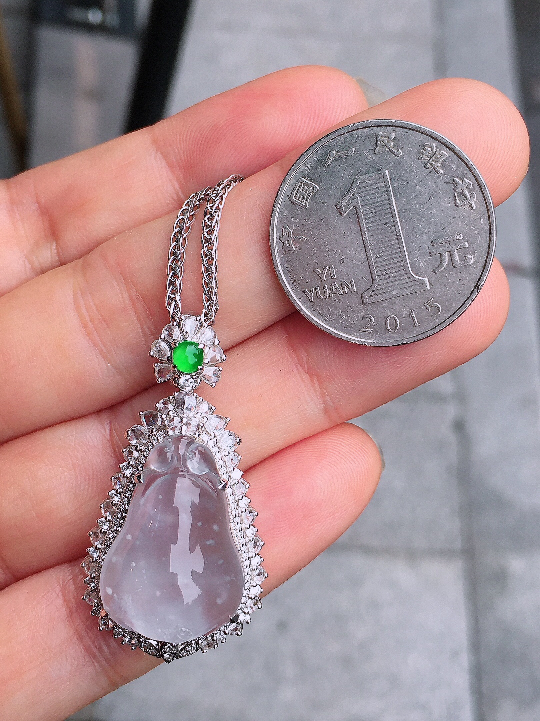 冰种福瓜吊坠，玉质细腻，荧光感超
强，饱满圆润，尽显优雅气质，18k
金豪华镶嵌