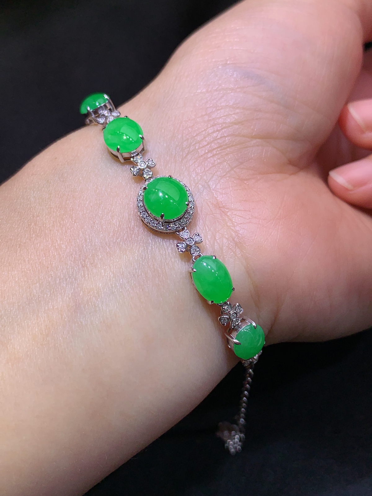 冰阳绿蛋面手链，18k金镶嵌，款式新颖，冰润色阳，种水足，Lp 尺寸7.3*6.7*2.2