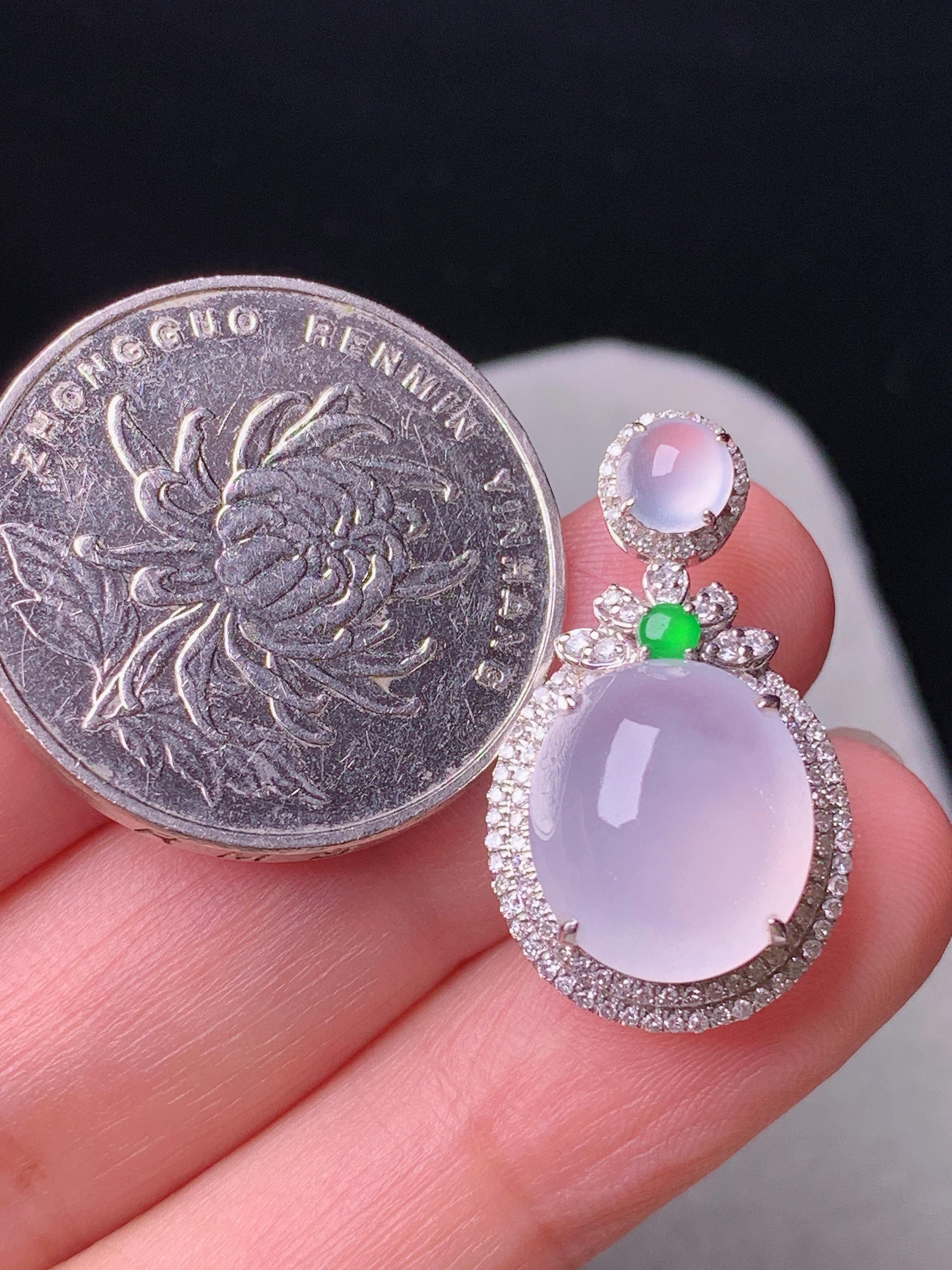 18k金钻镶嵌冰种蛋面吊坠 玉质细腻 色泽艳丽清新 水润亮眼 整体尺寸25*14.5*10t5