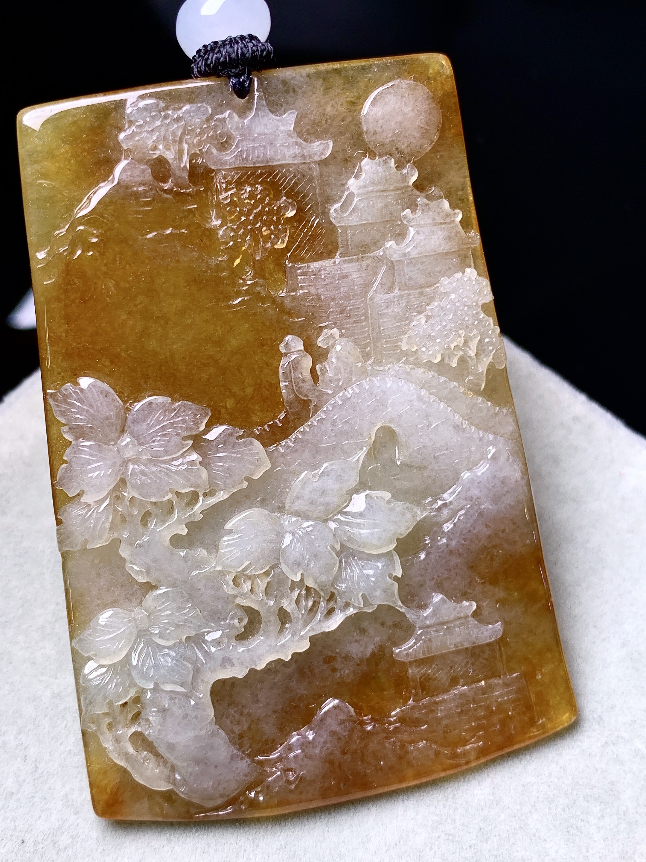 黄翡山水牌子吊坠 玉质细腻 色泽艳丽清新 水润亮眼 整体尺寸57.3*39.8*4.3L1