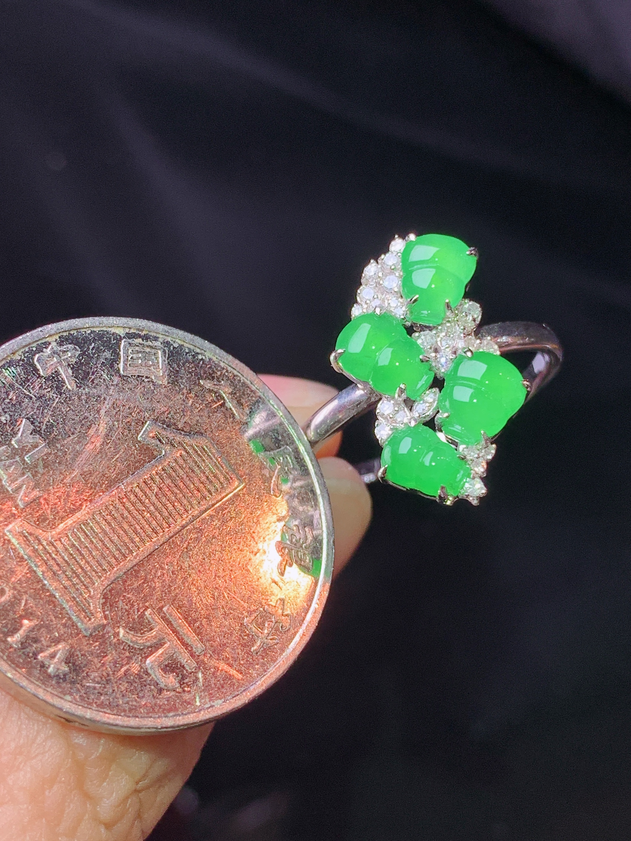 18k金钻镶嵌翠绿葫芦戒指 玉质细腻 色泽艳丽清新 水润亮眼 圈口14 整体尺寸17*10.3*4.5t1