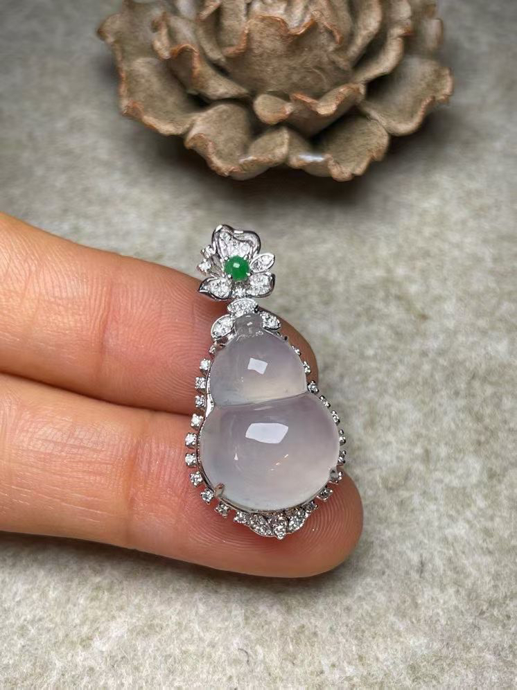 冰种葫芦吊坠、真金真钻镶嵌，种水好，玉质细腻 .裸石尺寸 18.6*13.2‘