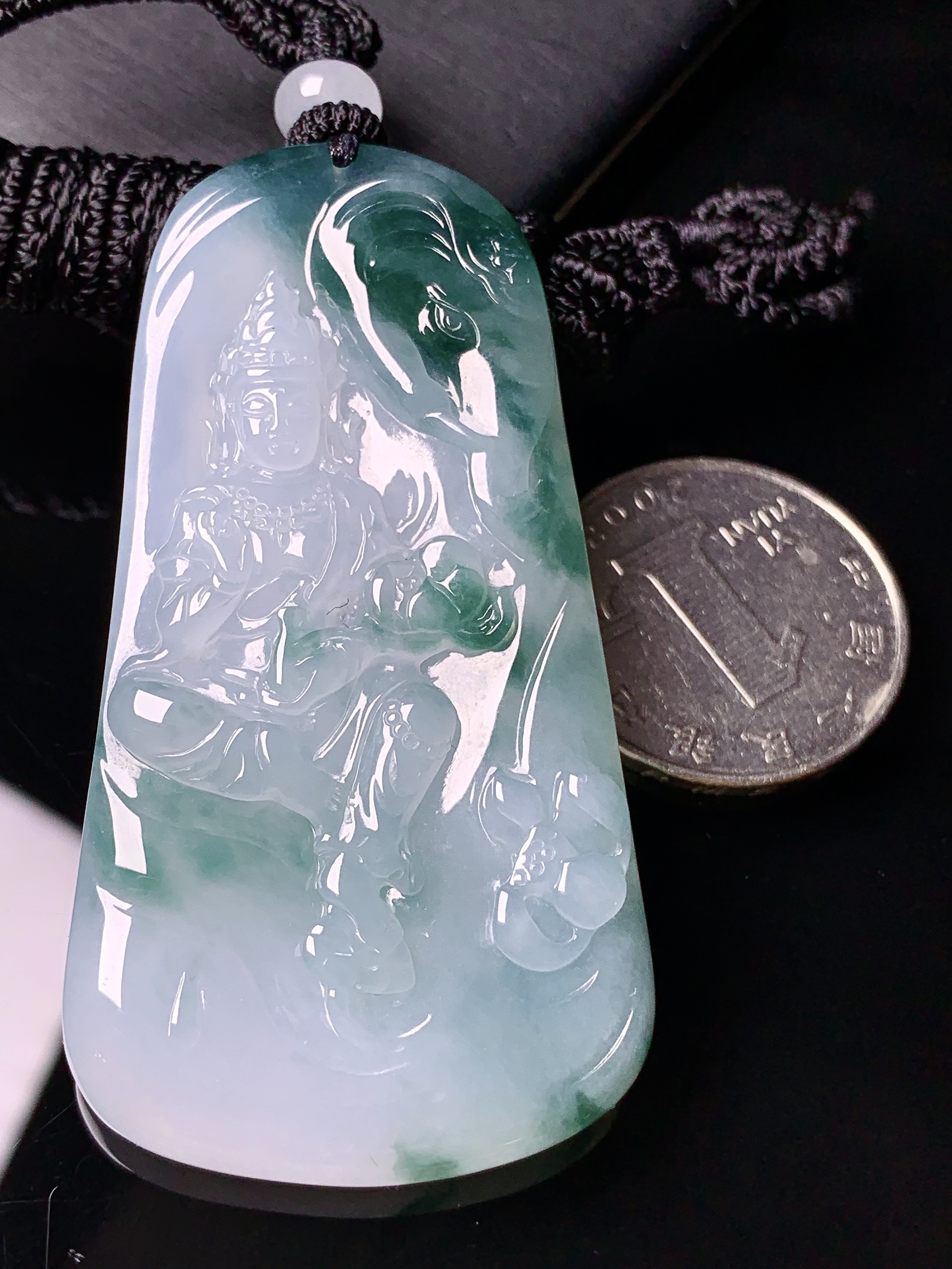 飘绿观音菩萨吊坠 玉质细腻 色泽艳丽清新 水润亮眼 整体尺寸61.5*33.2*6L1