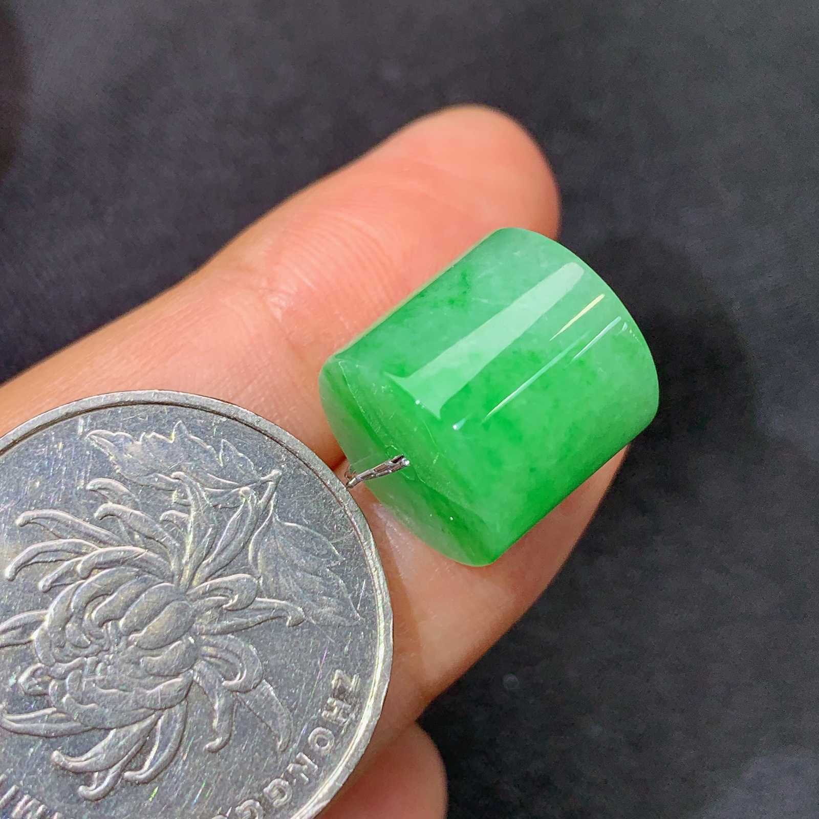 飘绿路路通，冰润色阳，玉质细腻，种水足，Qx 尺寸12*13.1