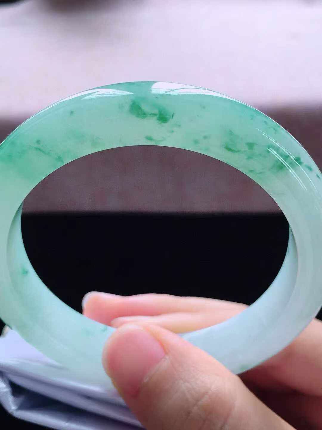 【翡翠名称】老坑种冰飘花55正圈口手镯
【翡翠尺寸】55*12*8.8mm适合54-56正圈口佩戴
【翡翠描述】宝贝种老水足，玉质细腻，色泽靓丽，性价比高，佩戴效果好！
【其它赠送】权威证书/精美挂绳盒子/支持全国复检