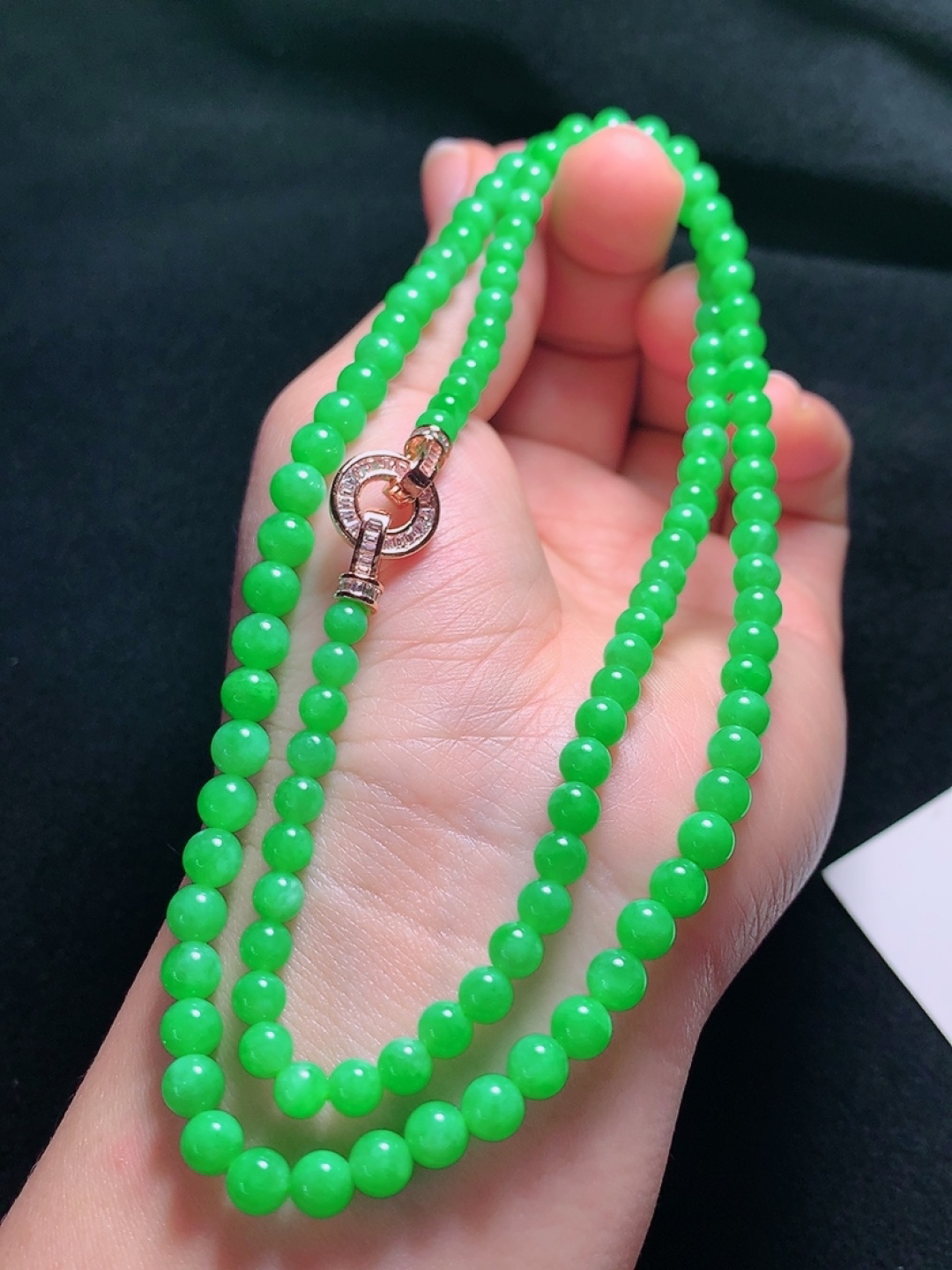 冰种阳绿珠链，种老水头好，又冰又润，饱满漂亮，卡：5.5mm116颗