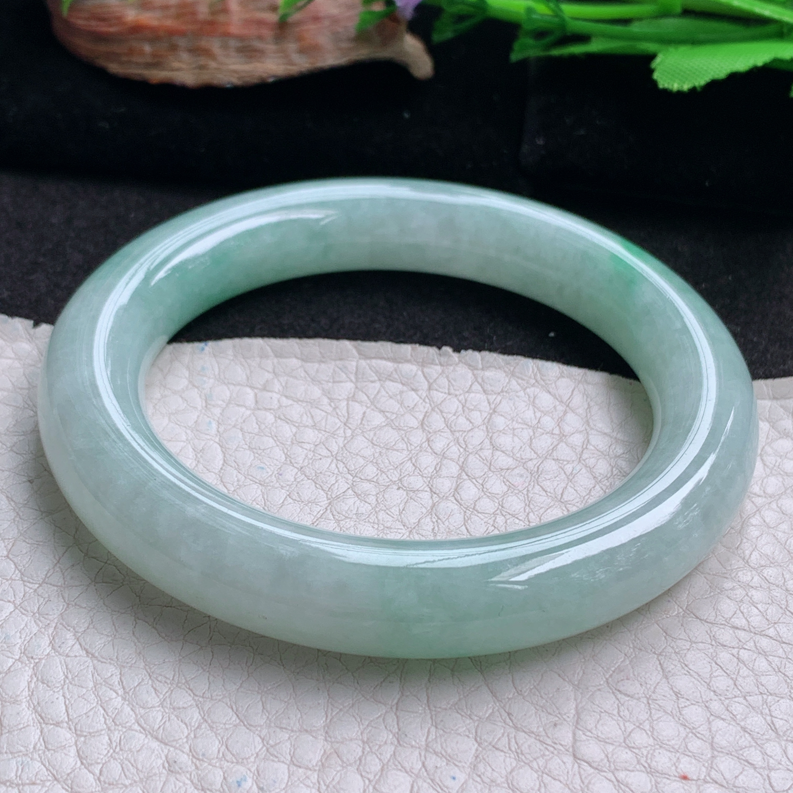 n实拍56*11*11.3美人镯 天然翡翠a货手镯飘绿大气圆条玉镯子