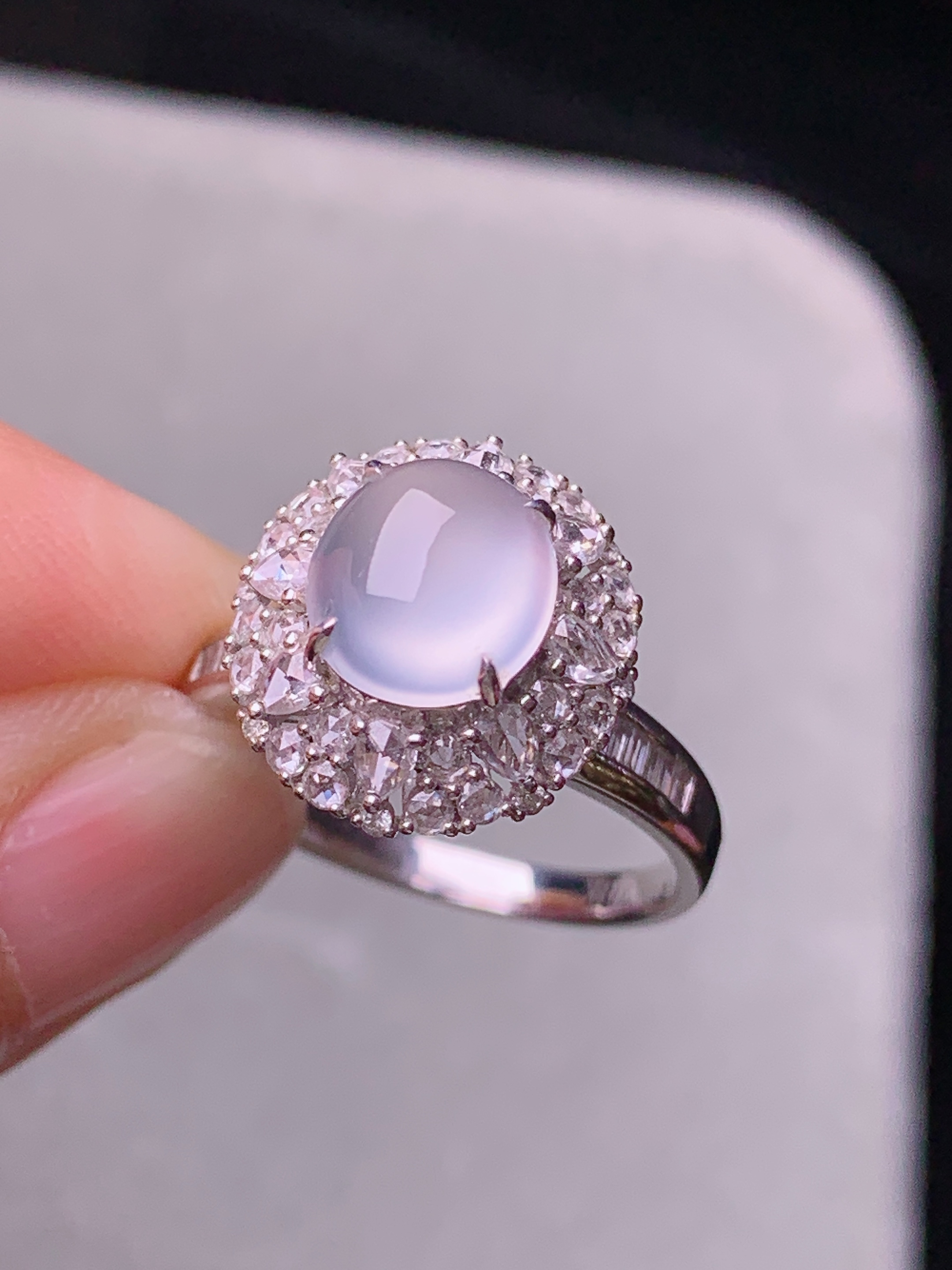 18k金钻镶嵌冰种蛋面戒指 玉质细腻 色泽艳丽清新 水润亮眼 圈口14.5 整体尺寸13.3*12.8*11t1