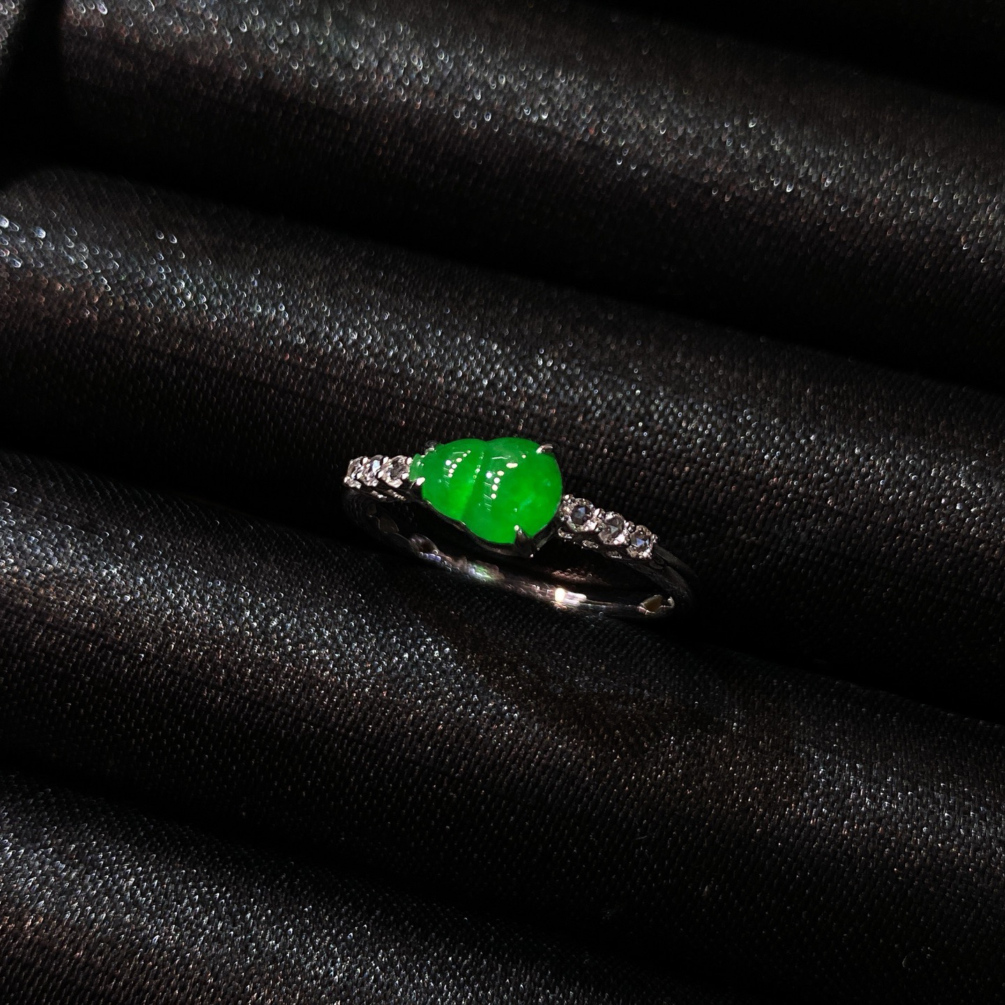 冰阳绿葫芦戒指 
好可爱！好精致！好饱满！
种水色形态都好！上手很有存在感
18k金镶嵌
尺寸如图一  实物更美～