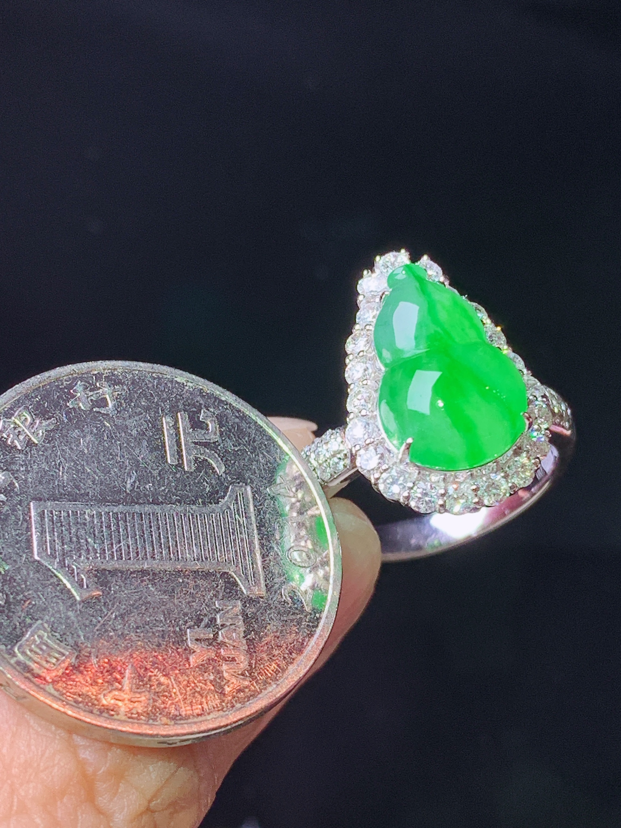 18k金钻镶嵌翠绿葫芦戒指吊坠两用款 玉质细腻 色泽艳丽清新 水润亮眼 圈口14.5 整体尺寸23.8*12.5*10.8m5