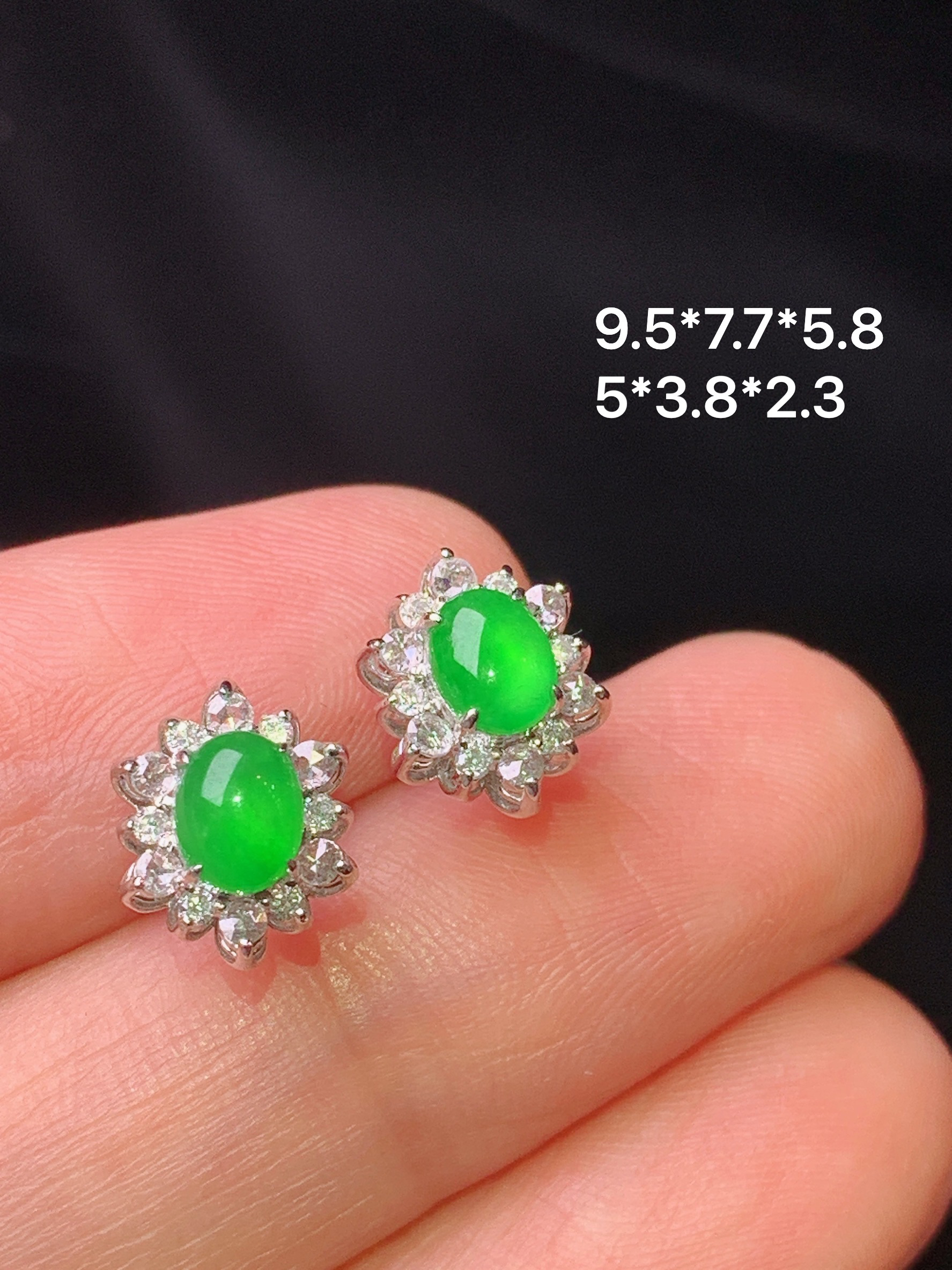 18k金钻镶嵌翠绿蛋面耳钉 玉质细腻 色泽艳丽清新 水润亮眼 整体尺寸9.5*7.7*5.8t1