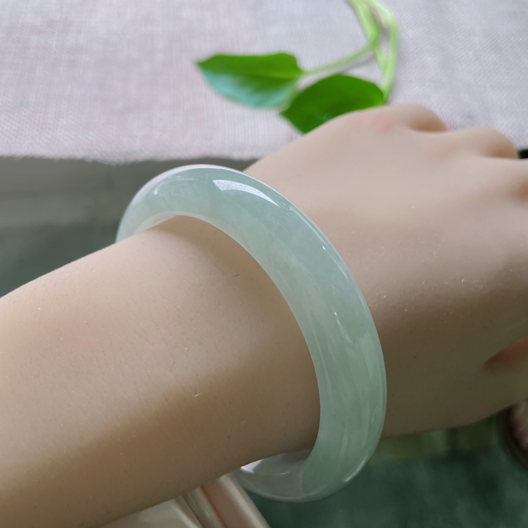 56.4/12.2/8.3，淡绿底正圈，种老水足，戴在腕上，连风的呼吸都变得更轻软了。，ss48123a