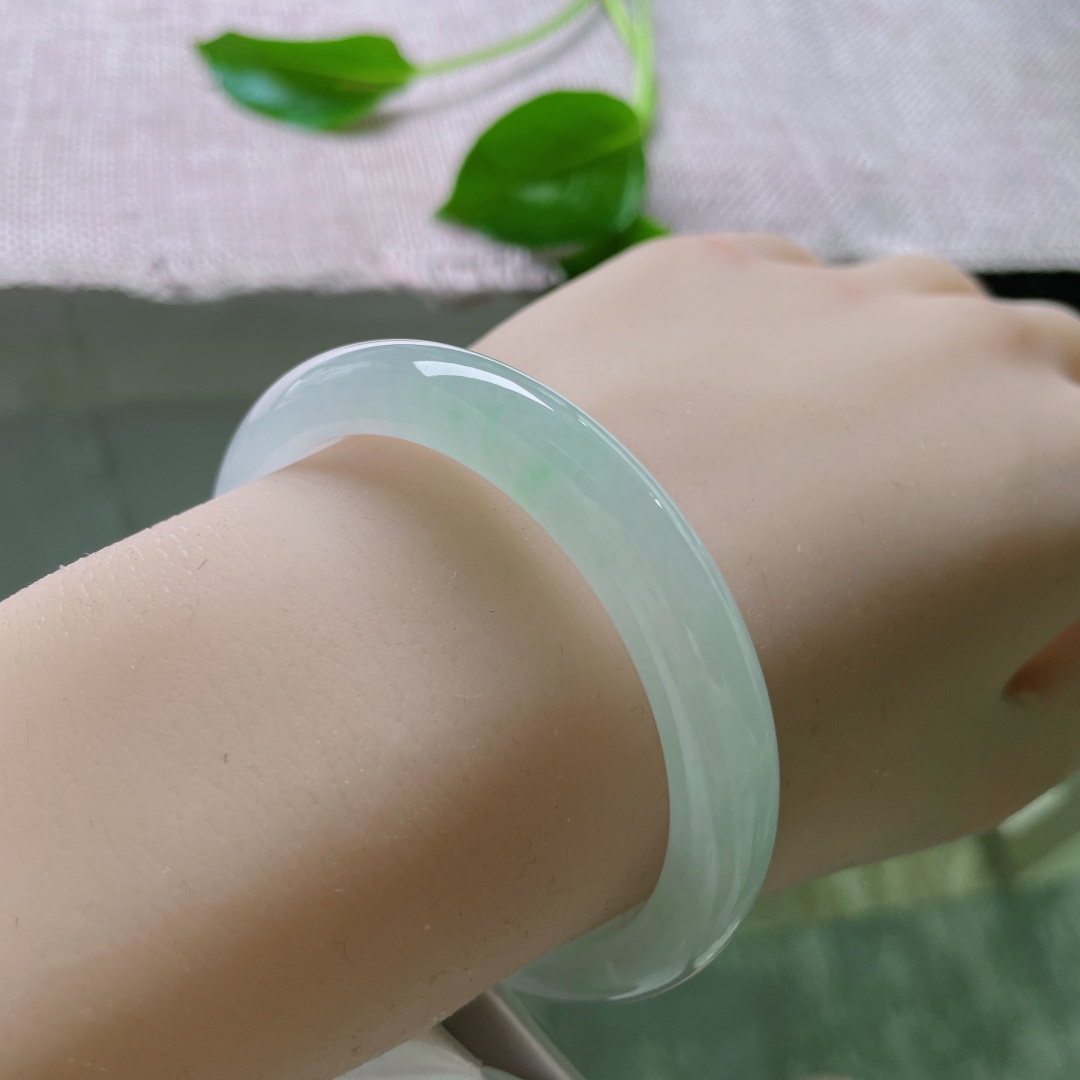 52.6/9.2/7.3，冰晴底正圈，将一小片雨后初晴的天空，凝成了腕间的湖。 水波不兴，澄澈见底。，ss49733a