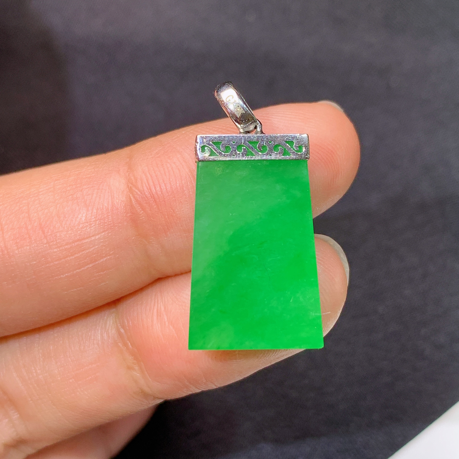 阳绿无事牌吊坠，18k金镶嵌，冰润色阳，种水足，Lh 尺寸26.2*12.8*3