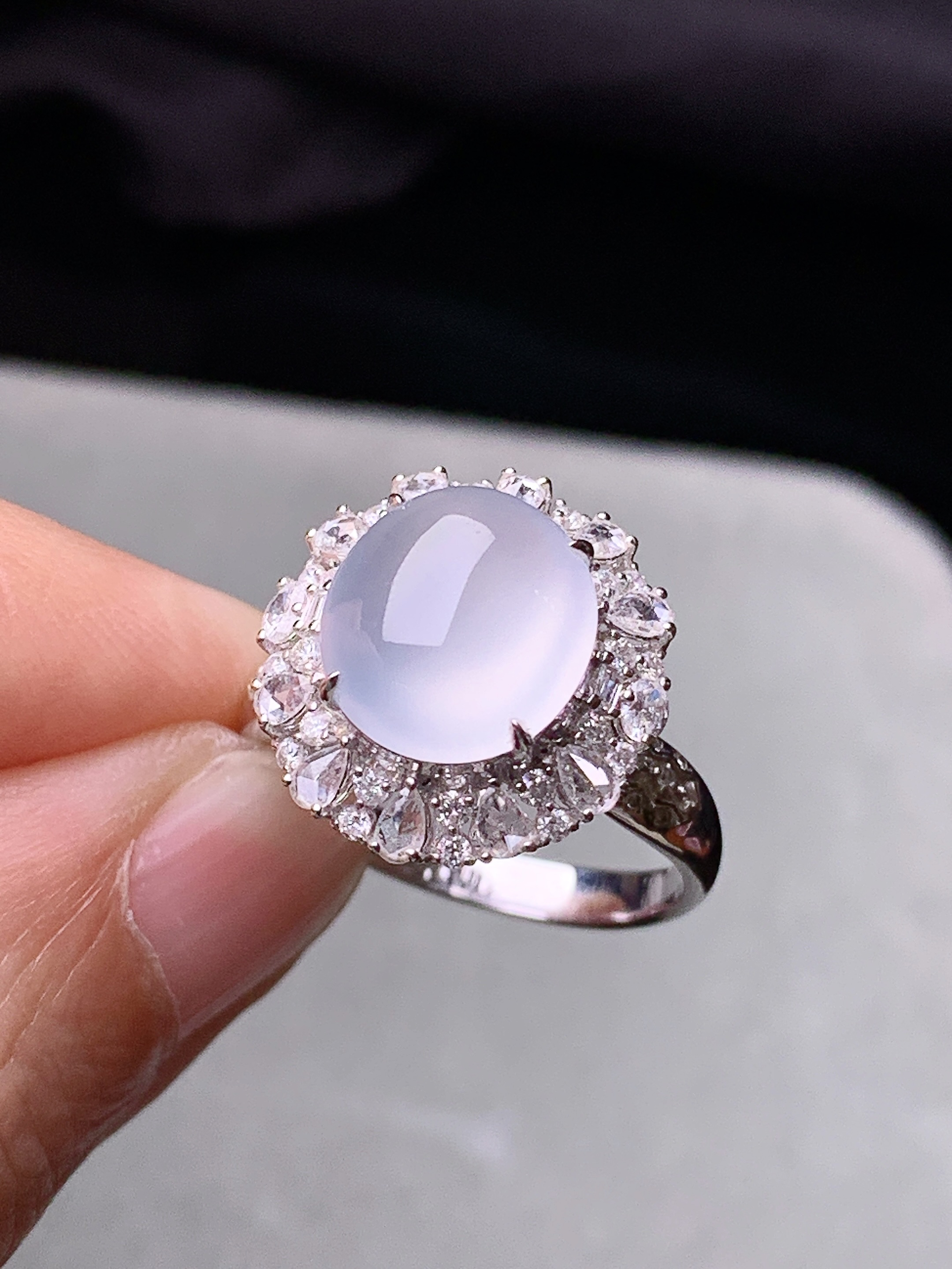 18k金钻镶嵌冰种蛋面戒指 玉质细腻 色泽艳丽清新 水润亮眼 圈口14.5 整体尺寸15.8*15*11t1