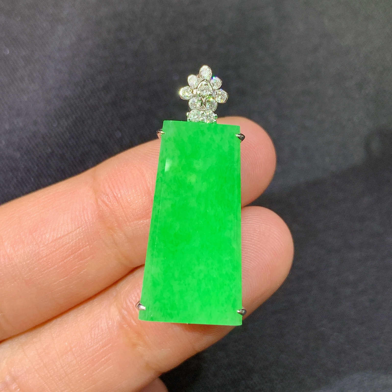 阳绿无事牌吊坠，18k金镶嵌，冰润色阳，玉质细腻，种水足，Xj 尺寸30.3*12.7*7.4