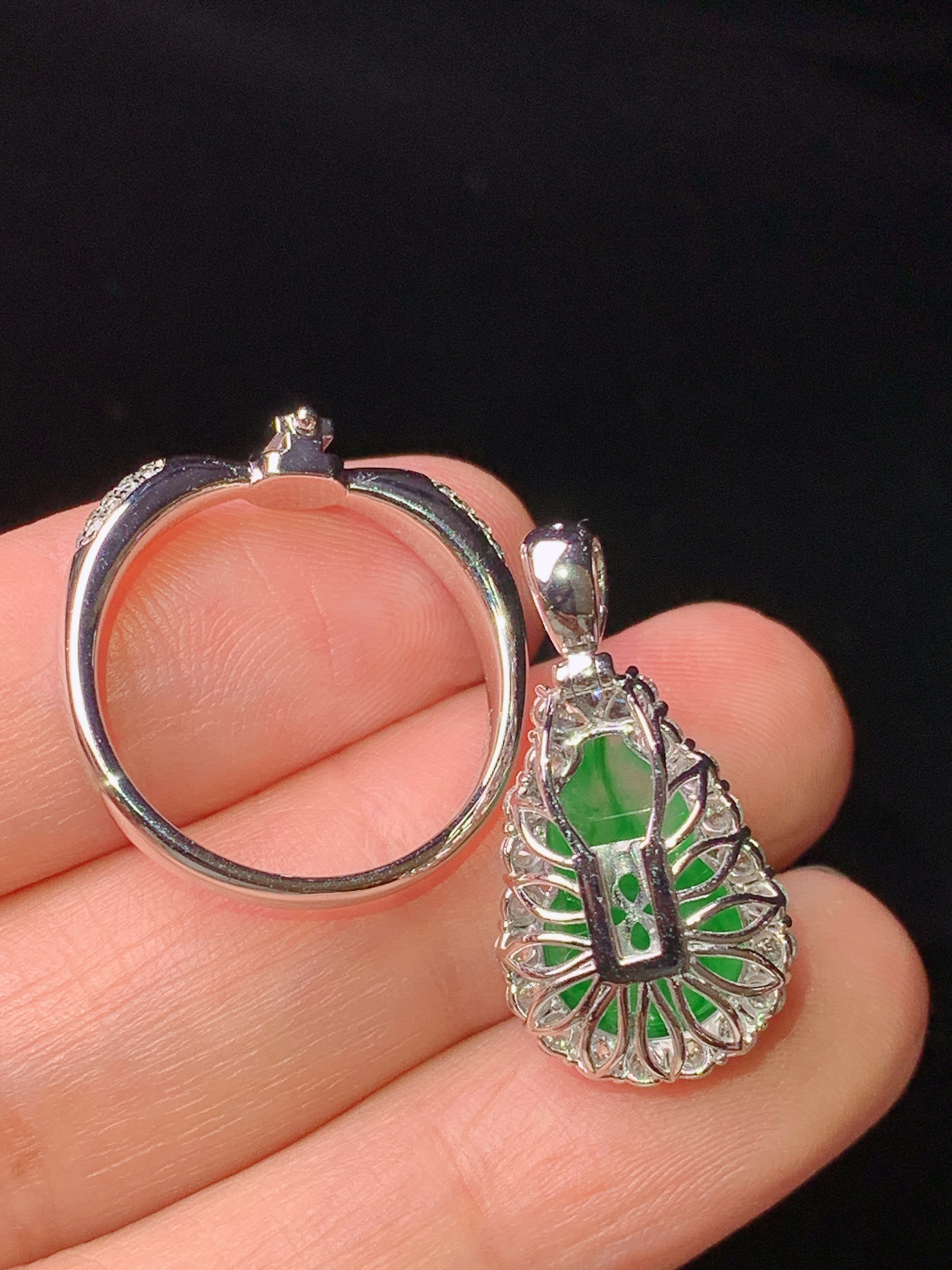 18k金钻镶嵌翠绿葫芦戒指吊坠两用款 玉质细腻 色泽艳丽清新 水润亮眼 圈口14.5 整体尺寸23.8*12.5*10.8m5