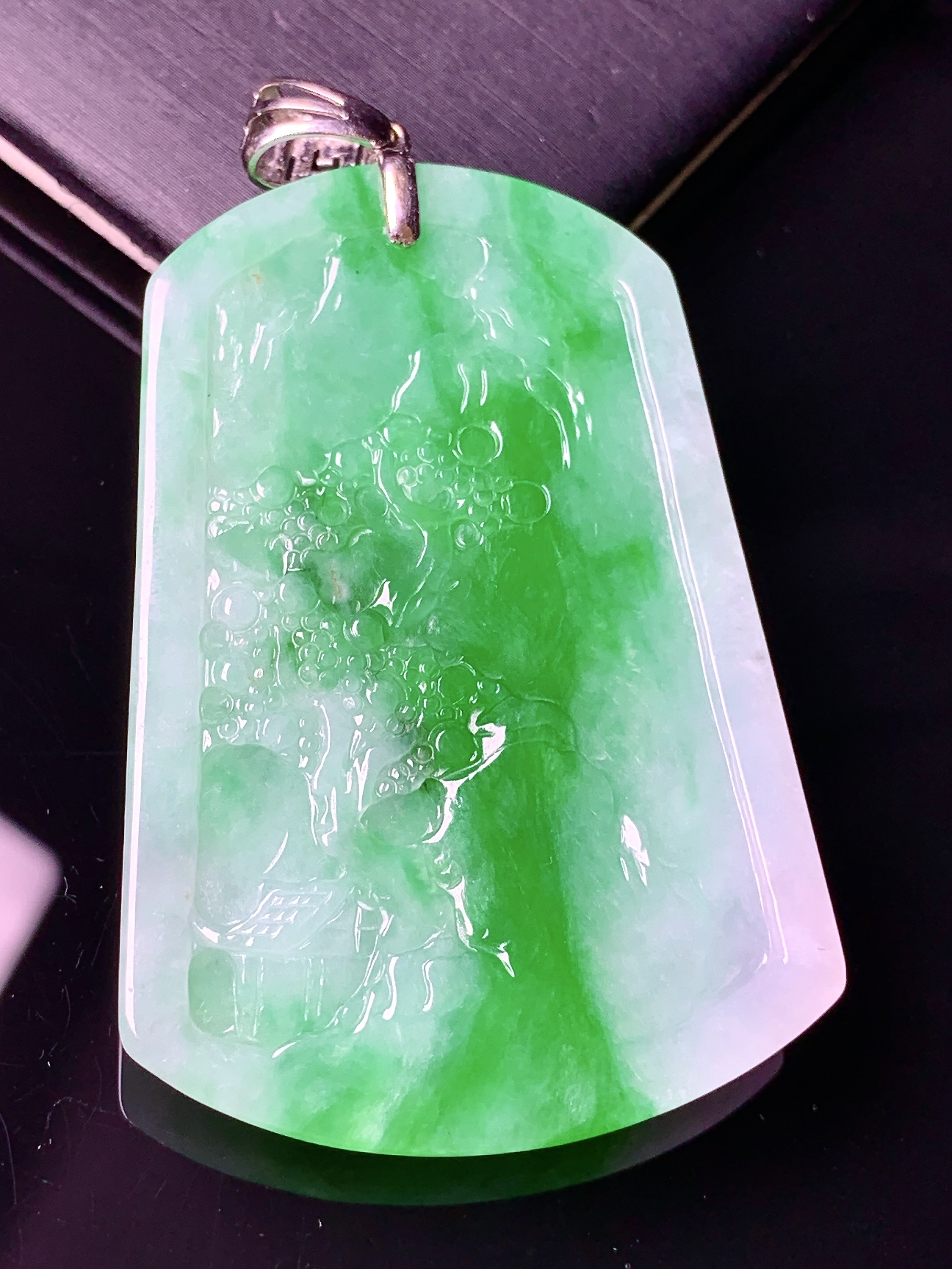 18k金镶嵌翠绿山水牌子吊坠 玉质细腻 色泽艳丽清新 水润亮眼 整体尺寸61.5*35.3*6.6L1