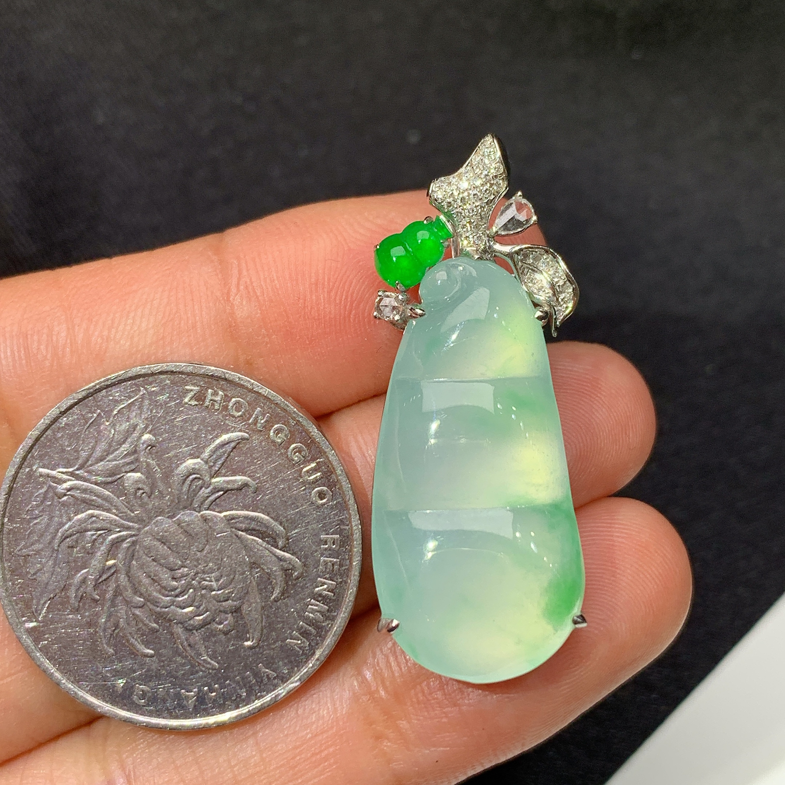 冰飘绿福豆吊坠，18k金镶嵌，冰润饱满，玉质细腻，种水足，Jz 尺寸35.3*13.6*7