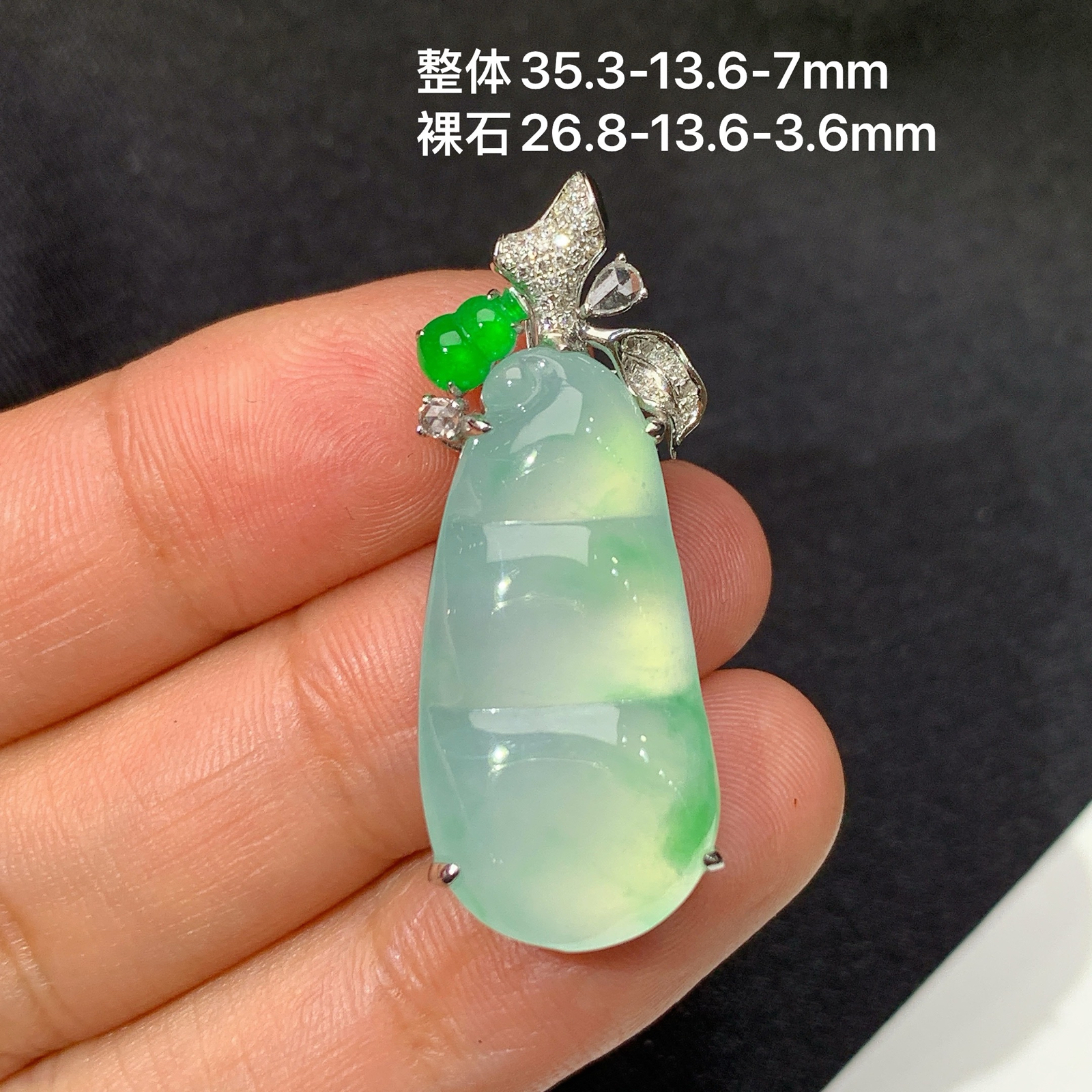 冰飘绿福豆吊坠，18k金镶嵌，冰润饱满，玉质细腻，种水足，Jz 尺寸35.3*13.6*7