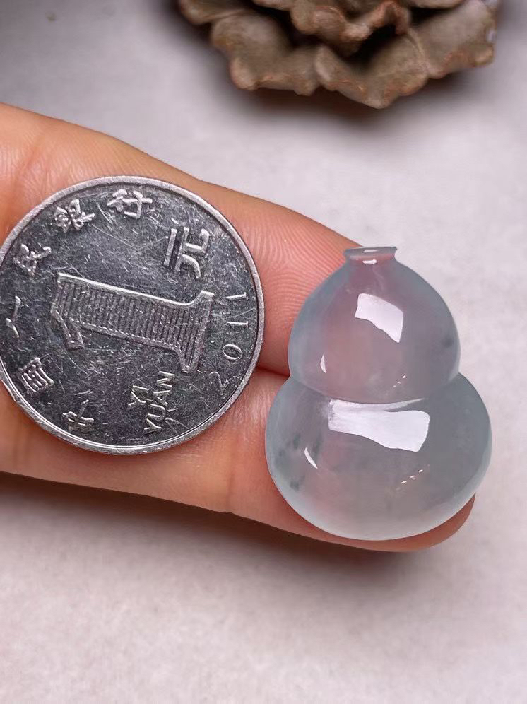 冰种飘花【葫芦】吊坠，种水好，玉质细腻 ，卖相好‘