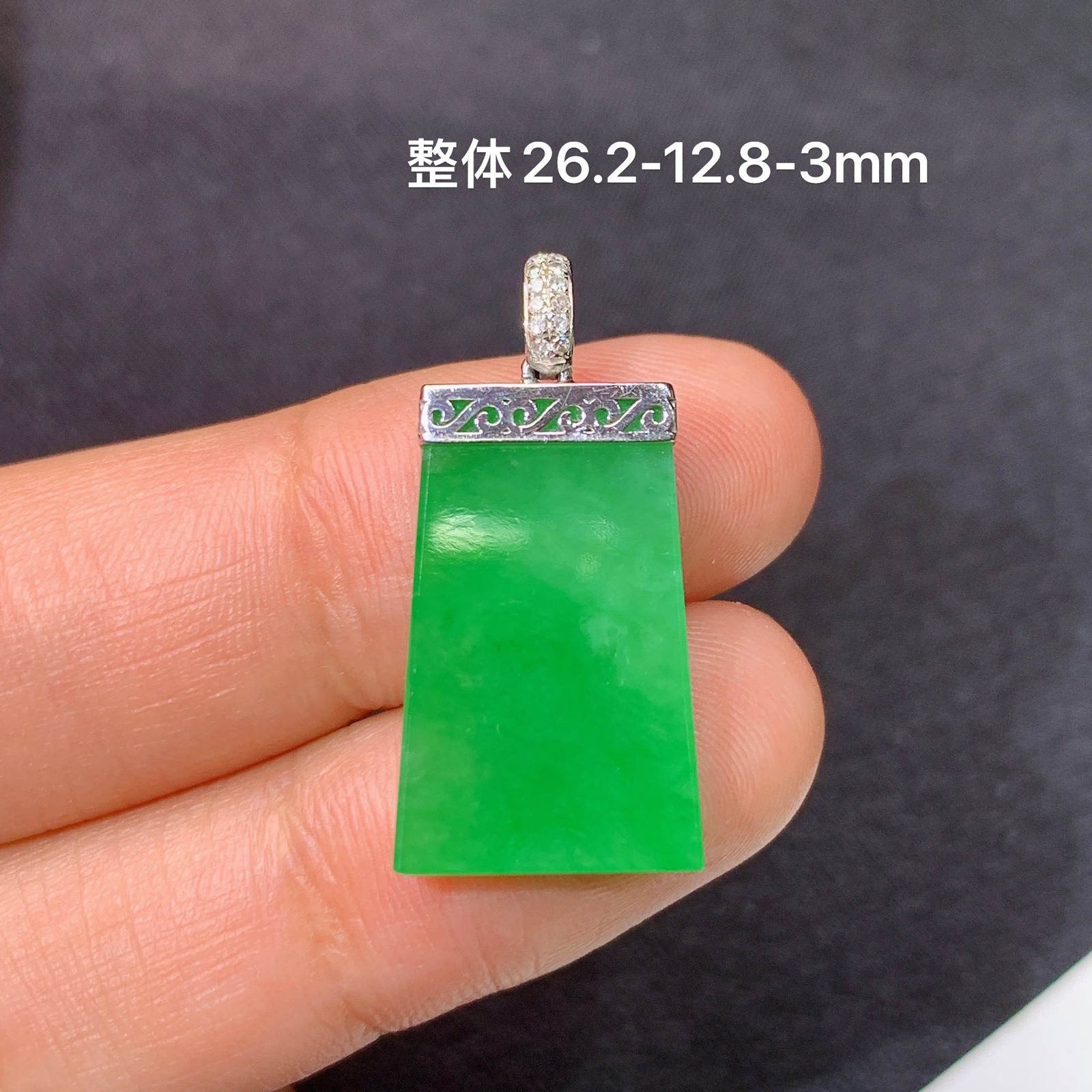 阳绿无事牌吊坠，18k金镶嵌，冰润色阳，种水足，Lh 尺寸26.2*12.8*3