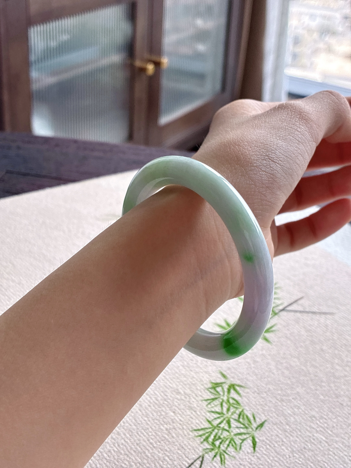 【手镯】🫧圆条 圈口53 54
【尺寸】52.4-8.8-9.3
【说明】白底青 飘绿花 冰飘花 小圈口 种老细腻 缅甸A货翡翠 无纹裂