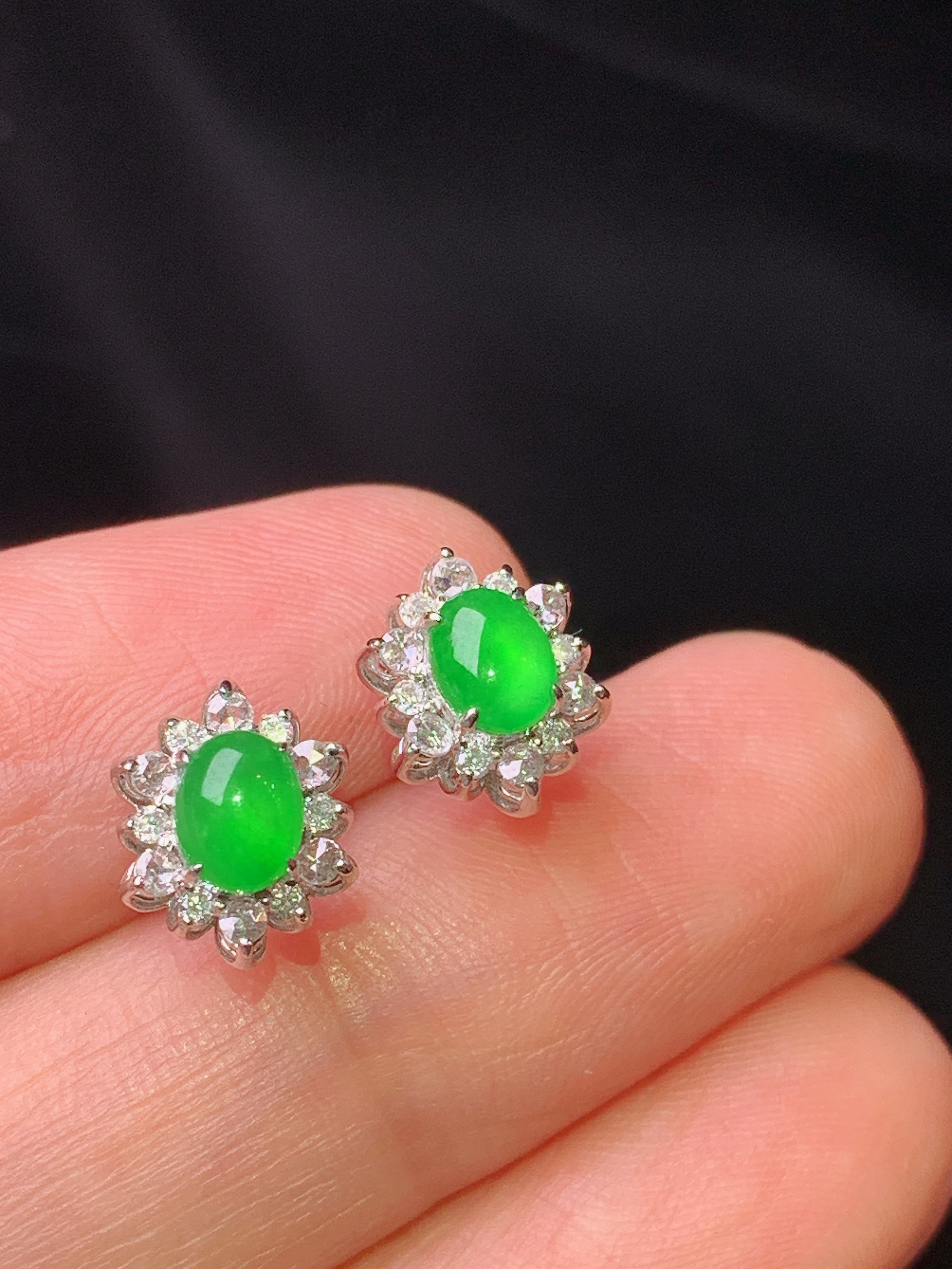 18k金钻镶嵌翠绿蛋面耳钉 玉质细腻 色泽艳丽清新 水润亮眼 整体尺寸9.5*7.7*5.8t1